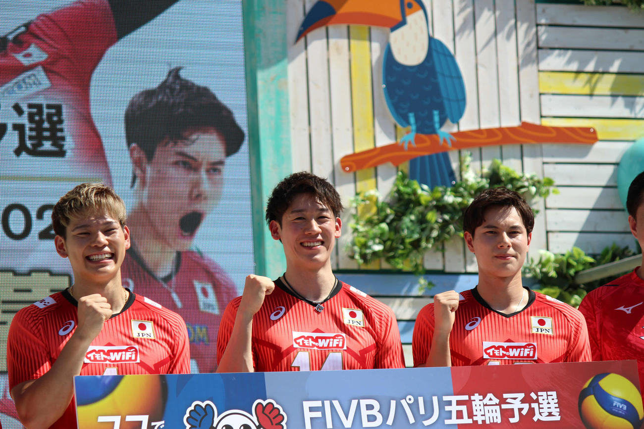 ガッツポーズで写真に納まる西田有志、石川祐希、高橋藍（撮影・勝部晃多）