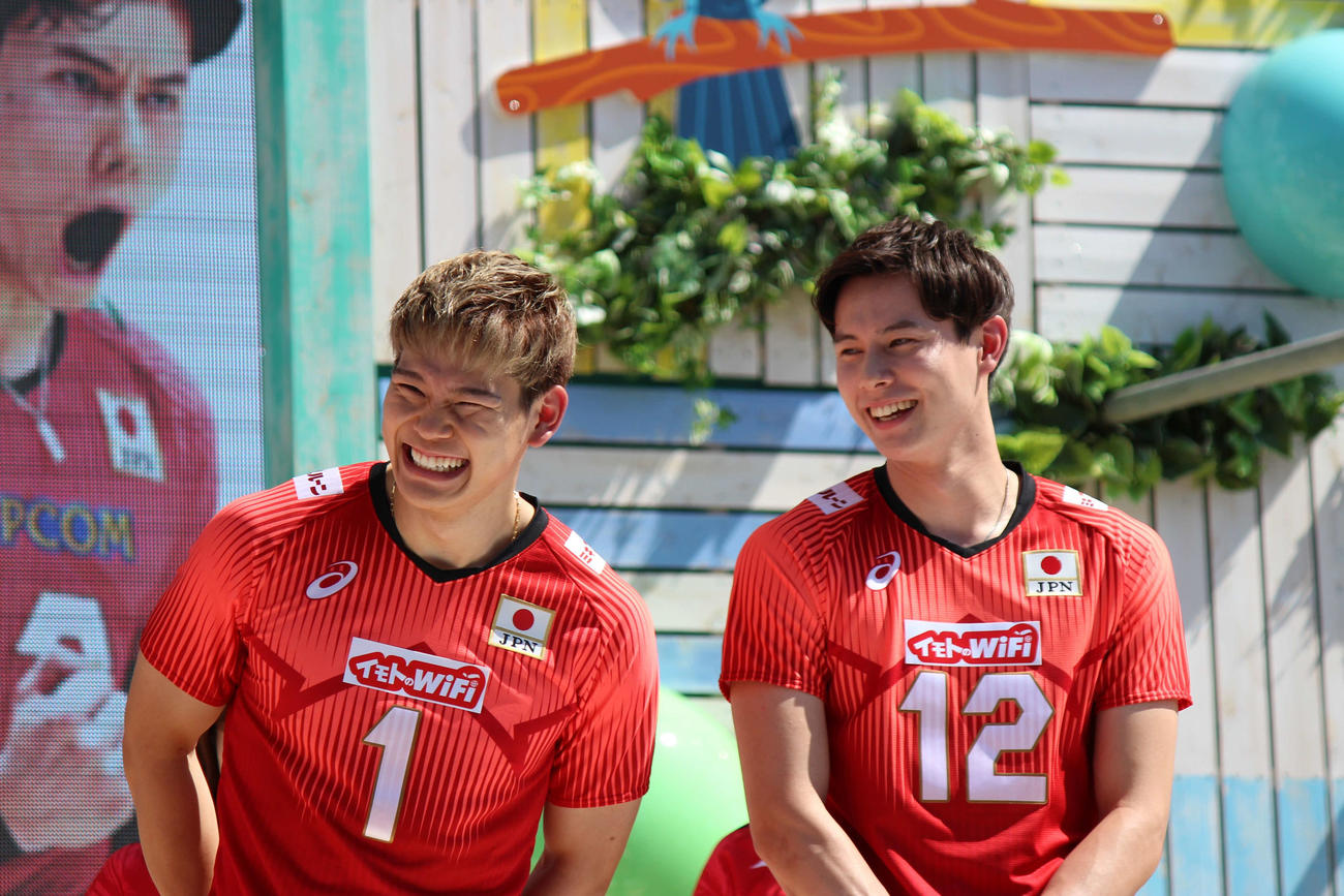 西田有志（左）と笑い合う高橋藍（撮影・勝部晃多）