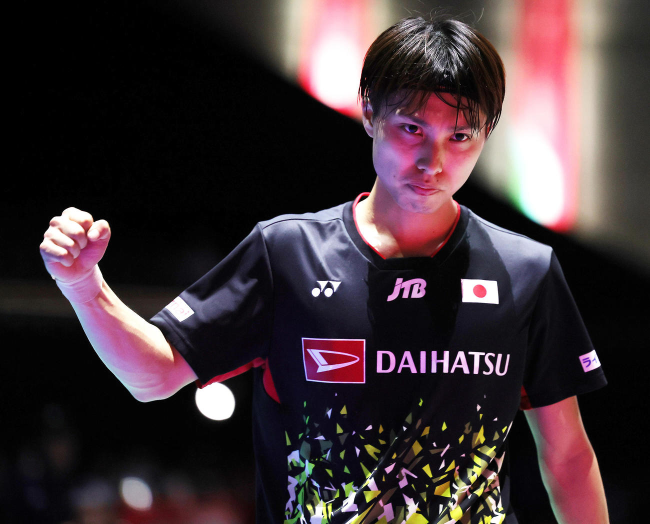 男子シングルス準々決勝　第2G、奈良岡はシー・ユーチーからポイントを奪いガッツポーズする（撮影・足立雅史）
