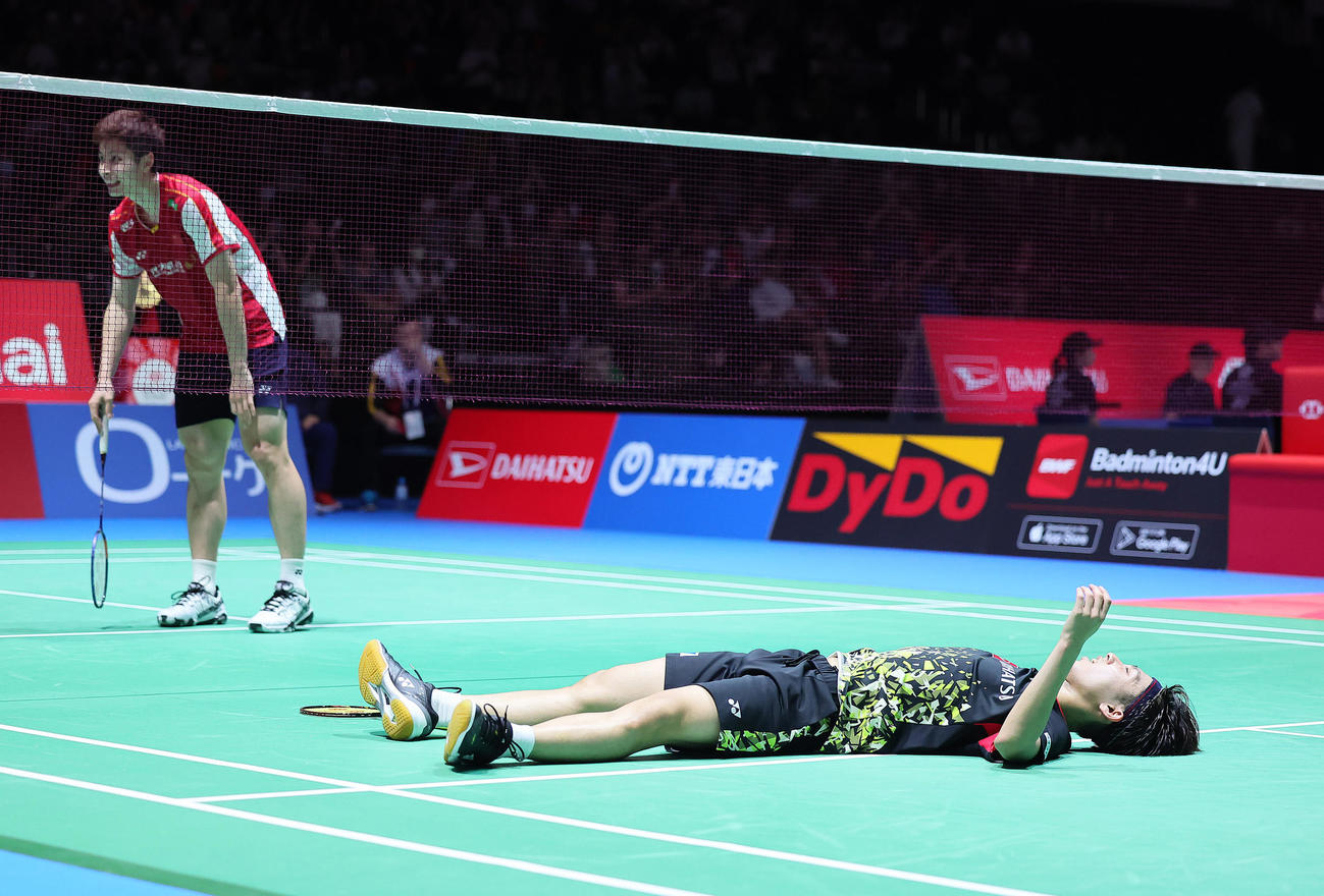 男子シングルス準々決勝　第3G、奈良岡（右）はシー・ユーチーを破り、思わずその場に仰向けになる（撮影・足立雅史）