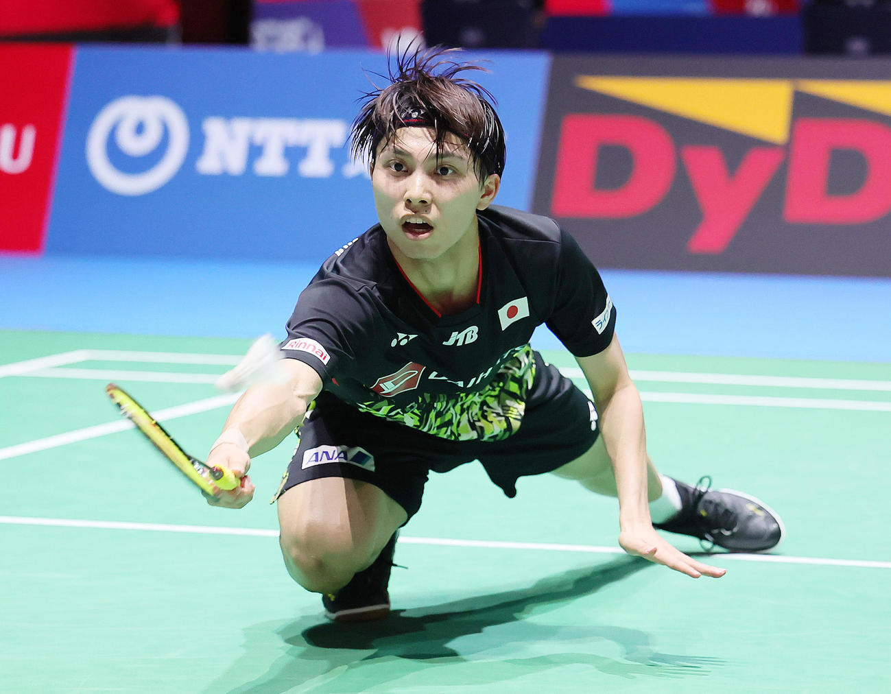 男子シングルス準々決勝　第2G、奈良岡はシー・ユーチーのショットに飛びついてリターンする（撮影・足立雅史）