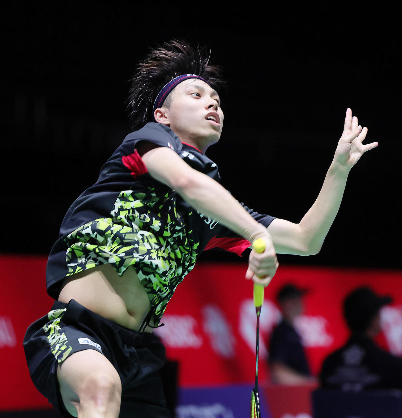 男子シングルス準々決勝　第2G、シー・ユーチーにスマッシュを放つ奈良岡（撮影・足立雅史）