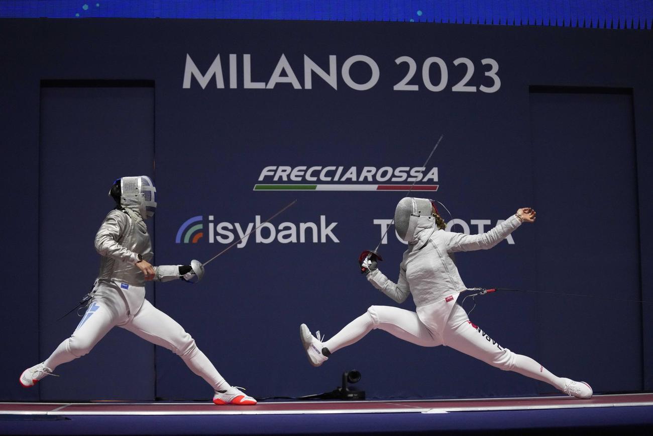 フェンシング世界選手権の女子サーブル決勝で得意のロングアタックを繰り出す江村美咲（右=AP）