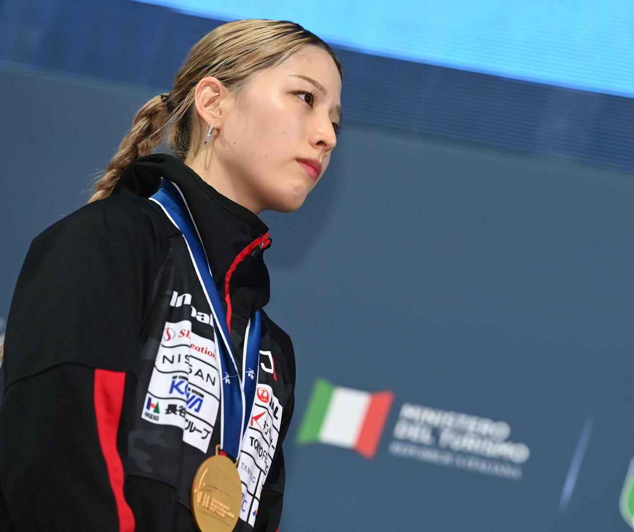 フェンシング世界選手権の女子サーブルで日本勢初の2連覇を遂げ、君が代を聴きながら国旗掲揚を眺める江村美咲(C)日本協会／Augusto Bizzi／FIE