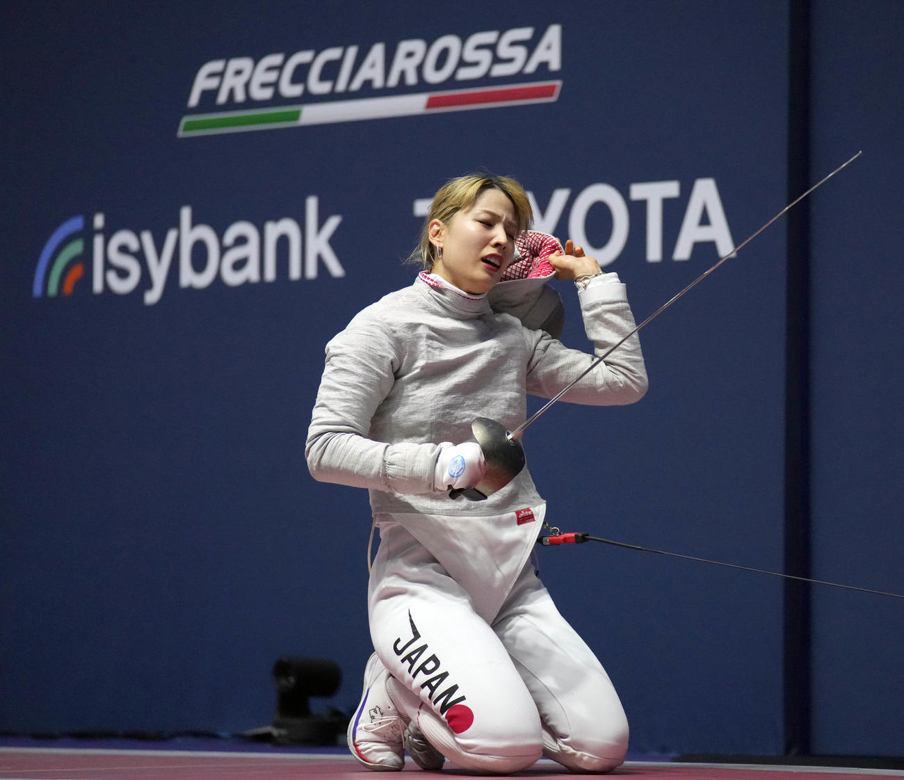 フェンシング世界選手権の女子サーブルで日本勢初の2連覇を遂げた瞬間、やり切った表情でひざまずく江村美咲(C)日本協会／Augusto Bizzi／FIE