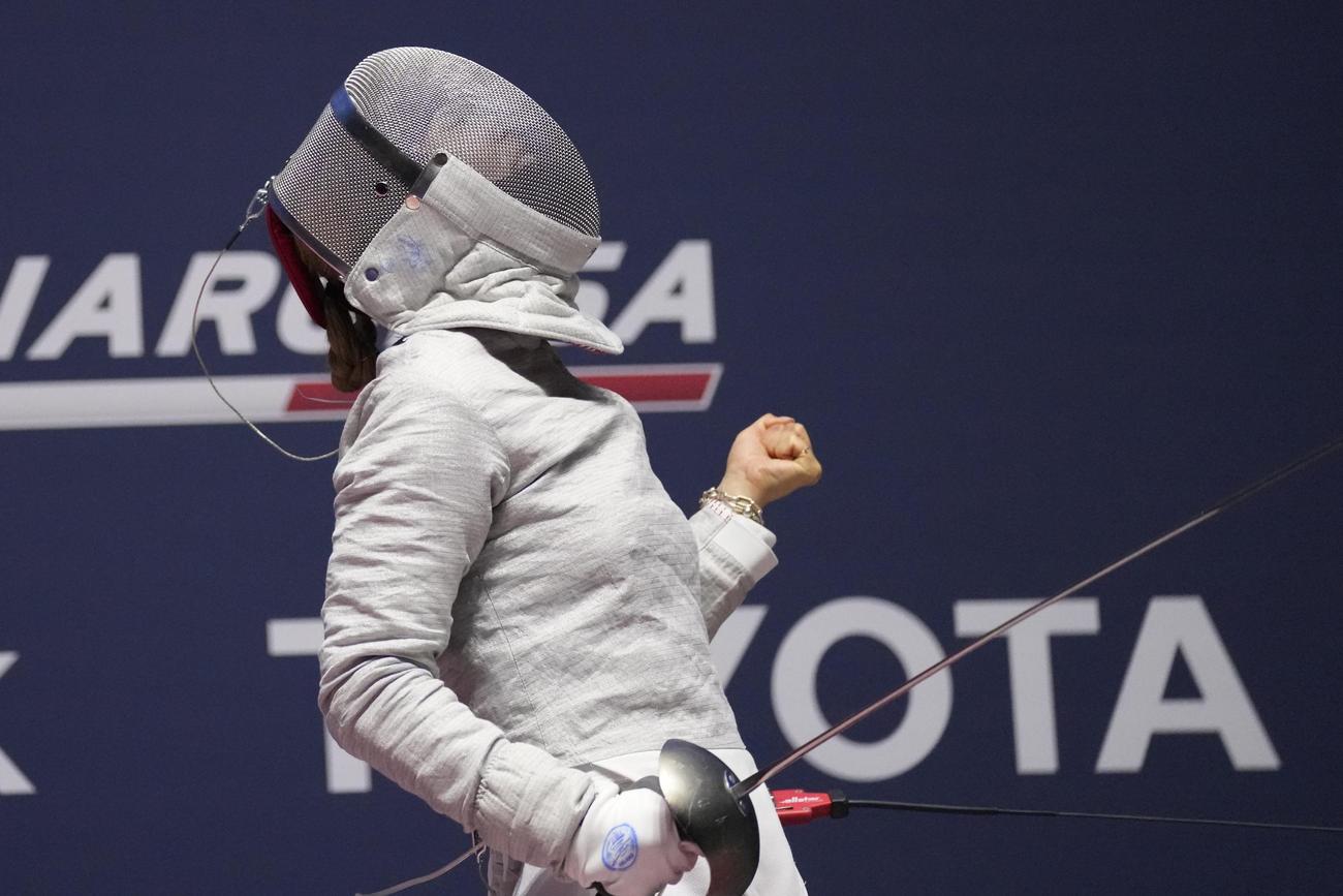フェンシング世界選手権の女子サーブル決勝でギリシャ選手に勝って喜ぶ江村美咲（AP）