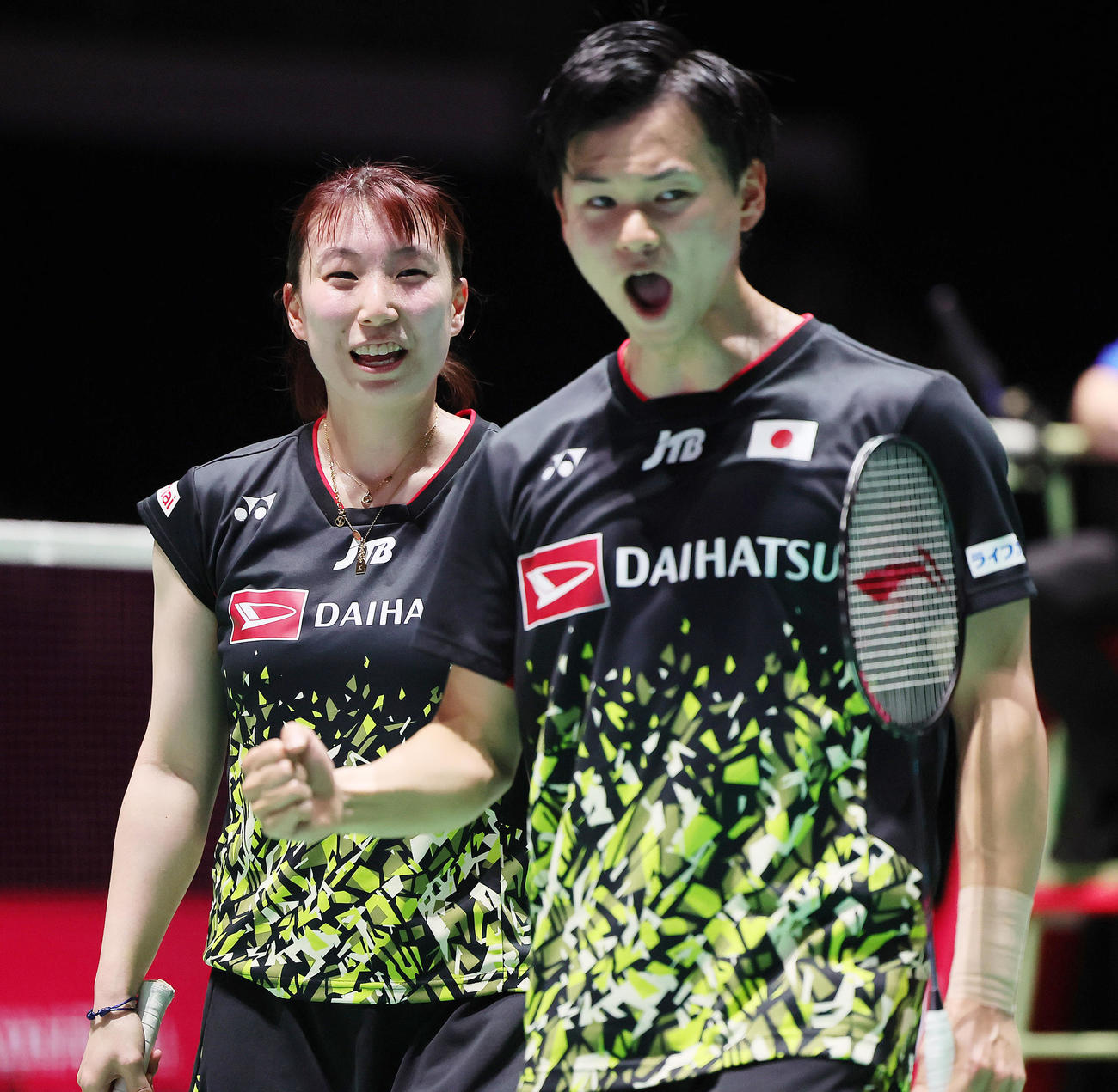 混合ダブルス準々決勝　第2G、渡辺（左）、東野組はジョムコー、パエサンンプラン組からポイントを奪い喜ぶ（撮影・足立雅史）