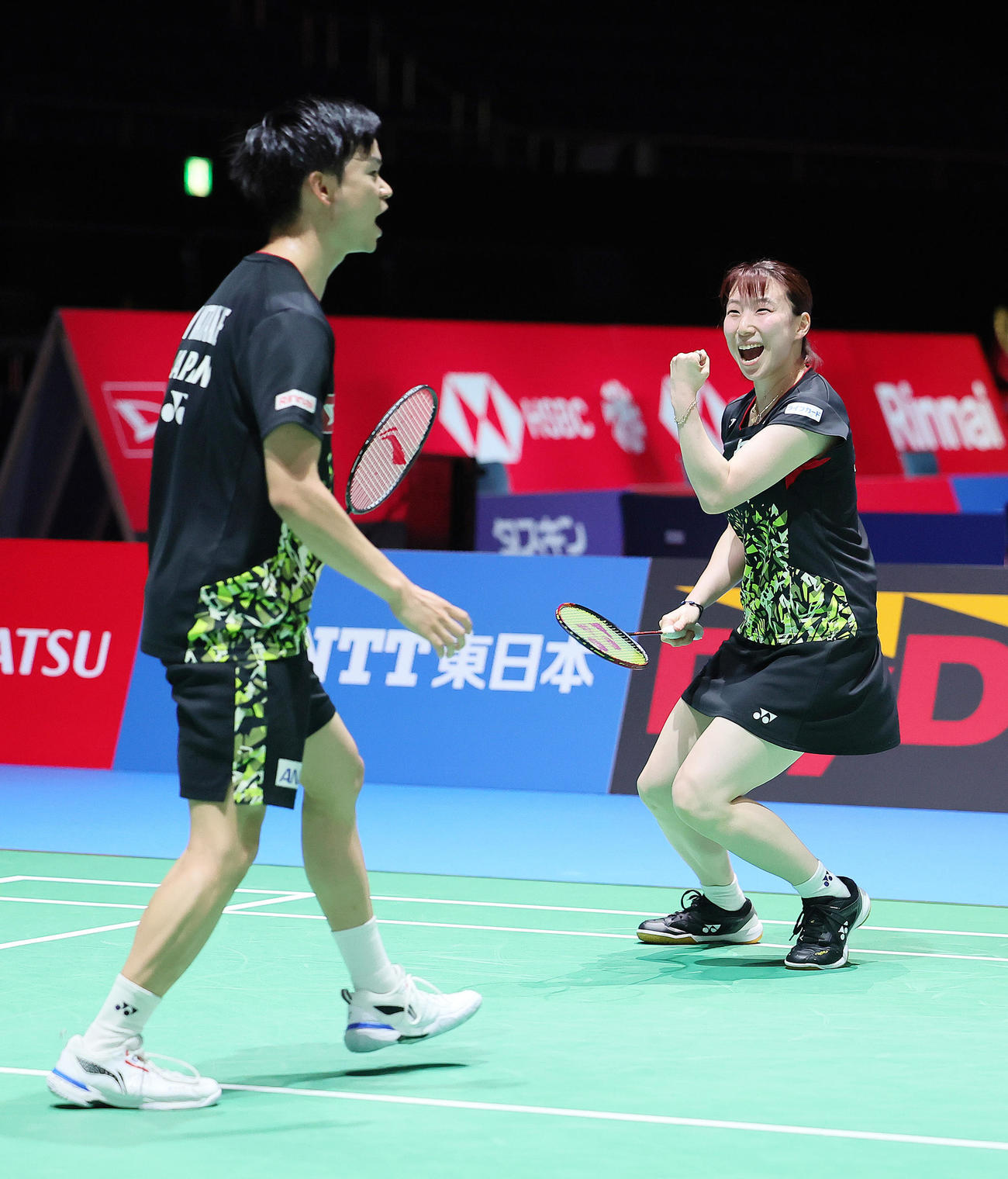 混合ダブルス準々決勝　第1G、渡辺（左）、東野組はジョムコー、パエサンンプラン組からポイントを奪い喜ぶ（撮影・足立雅史）