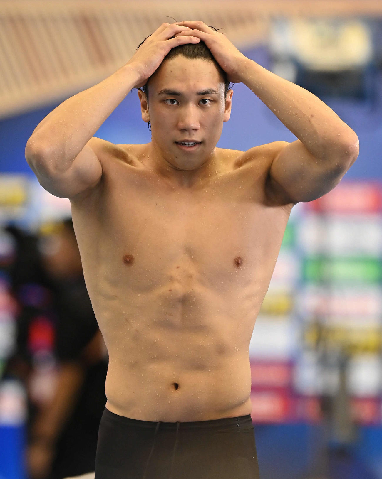 世界水泳2023福岡大会第15日　男子100メートルバタフライ準決勝、競技を終えて引き揚げる松元克央（撮影・岩下翔太）