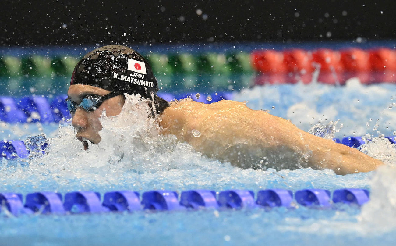 世界水泳2023福岡大会第15日　男子100メートルバタフライ準決勝で力泳する松元克央（撮影・岩下翔太）