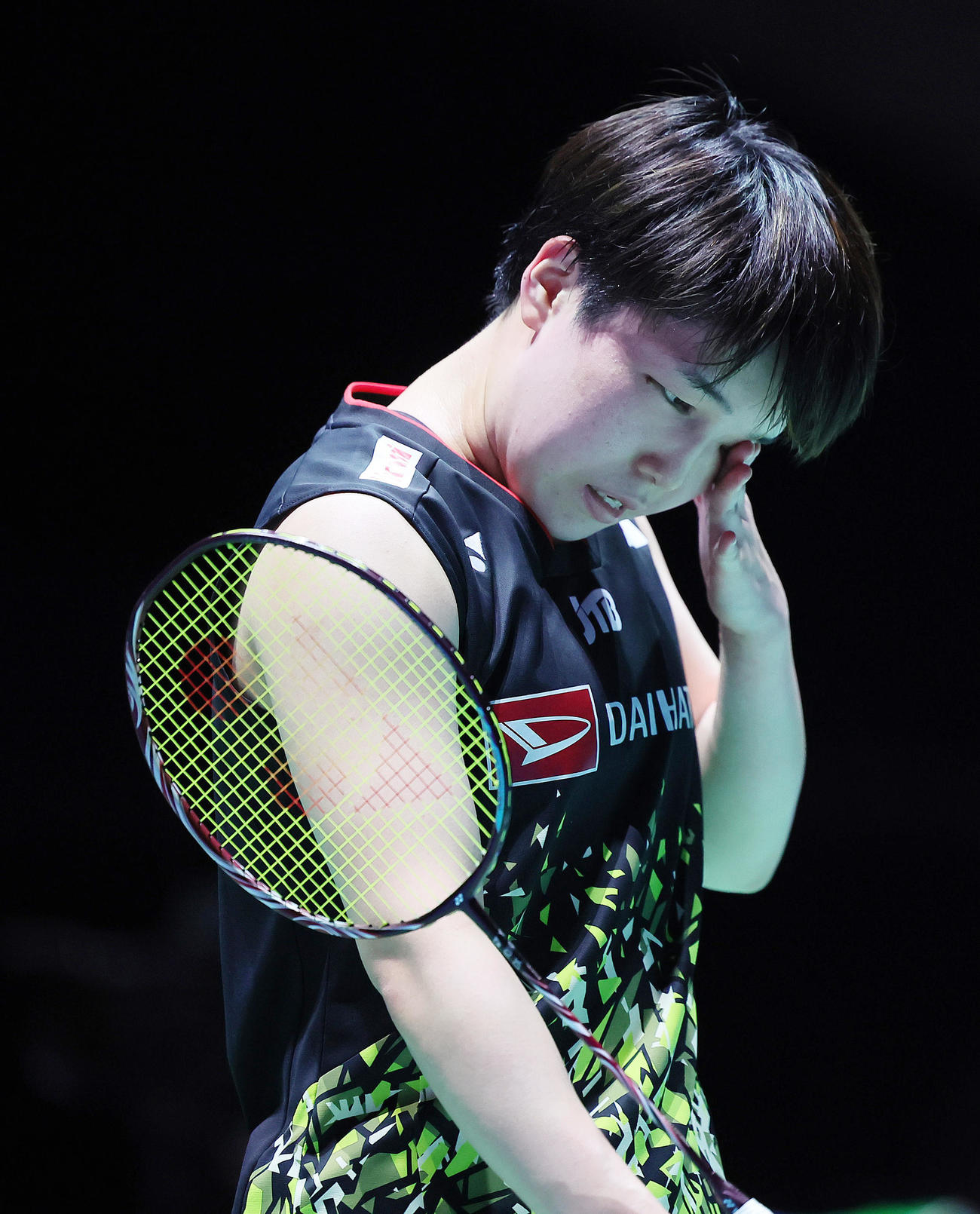 女子シングルス準々決勝　山口はグレゴリア・マリスカ・トゥンジュとの試合中、浮かない表情を見せる（撮影・足立雅史）