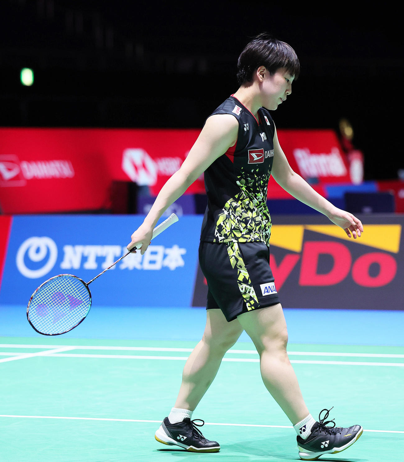 女子シングルス準々決勝　山口は試合中、浮かないしぐさを見せる（撮影・足立雅史）