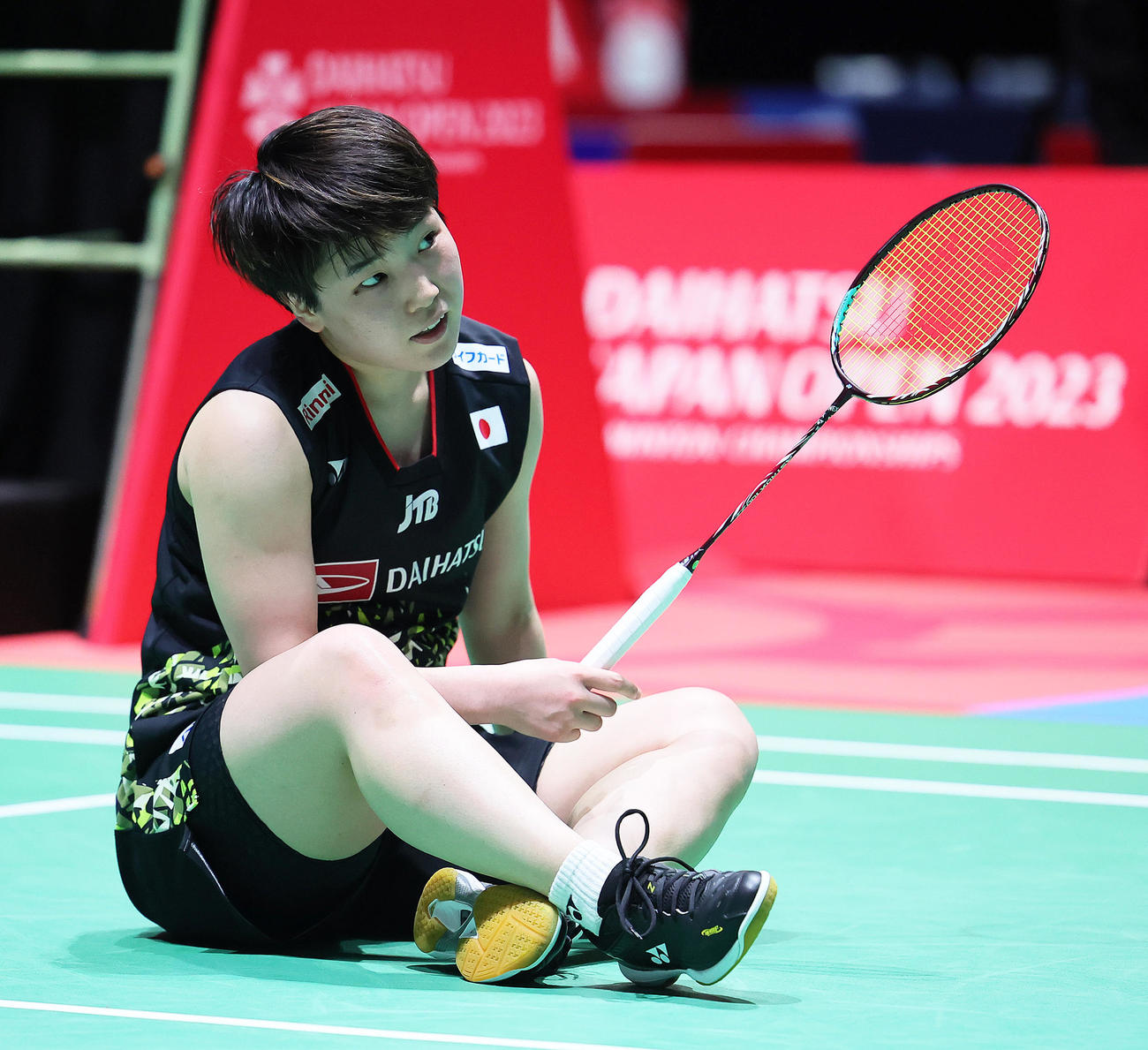 女子シングルス準々決勝　第3G、山口はポイントを奪われしゃがみ込む（撮影・足立雅史）