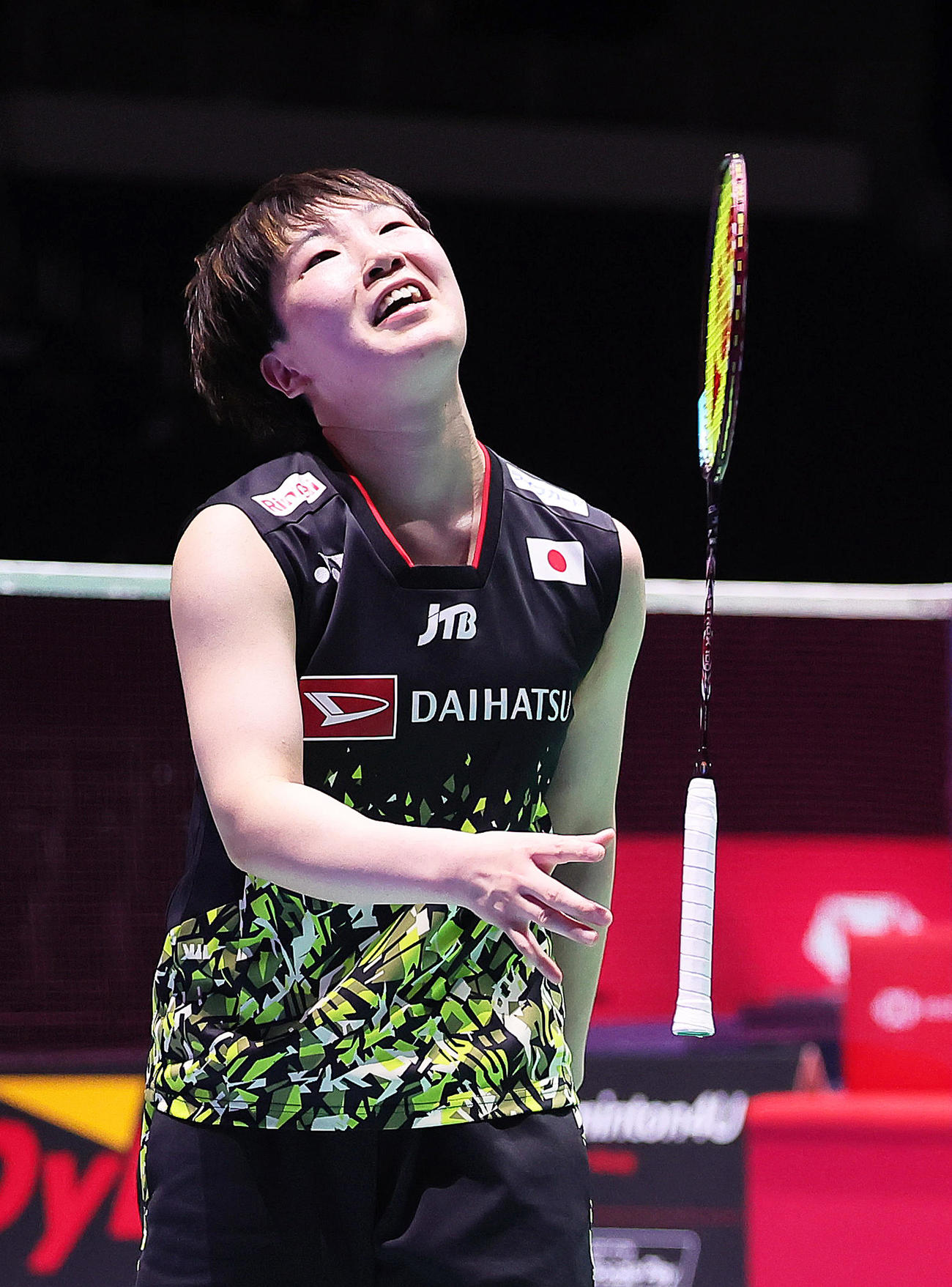 女子シングルス準々決勝　第3G、山口はグレゴリア・マリスカ・トゥンジュにポイントを奪われラケットを宙に投げる（撮影・足立雅史）