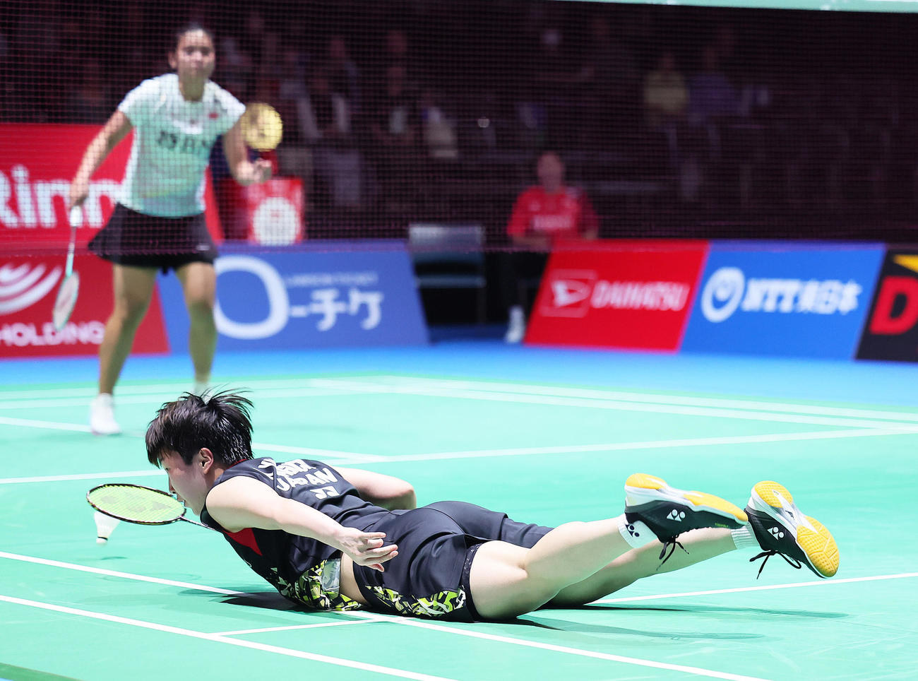 女子シングルス準々決勝　第3G、山口（手前）はグレゴリア・マリスカ・トゥンジュにポイントを奪われる（撮影・足立雅史）