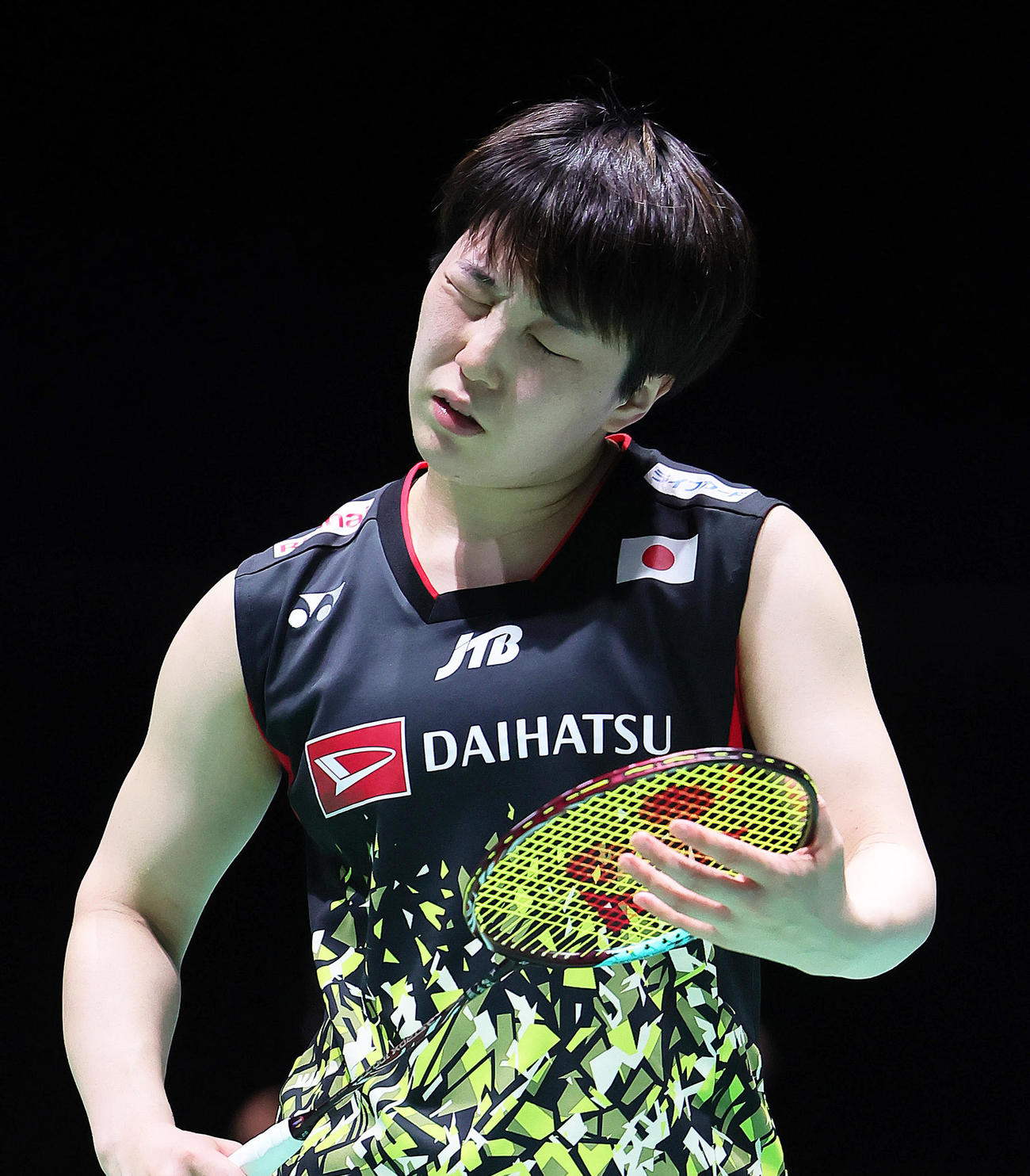女子シングルス準々決勝　山口はグレゴリア・マリスカ・トゥンジュにポイントを奪われ首をひねり渋い表情を見せる（撮影・足立雅史）