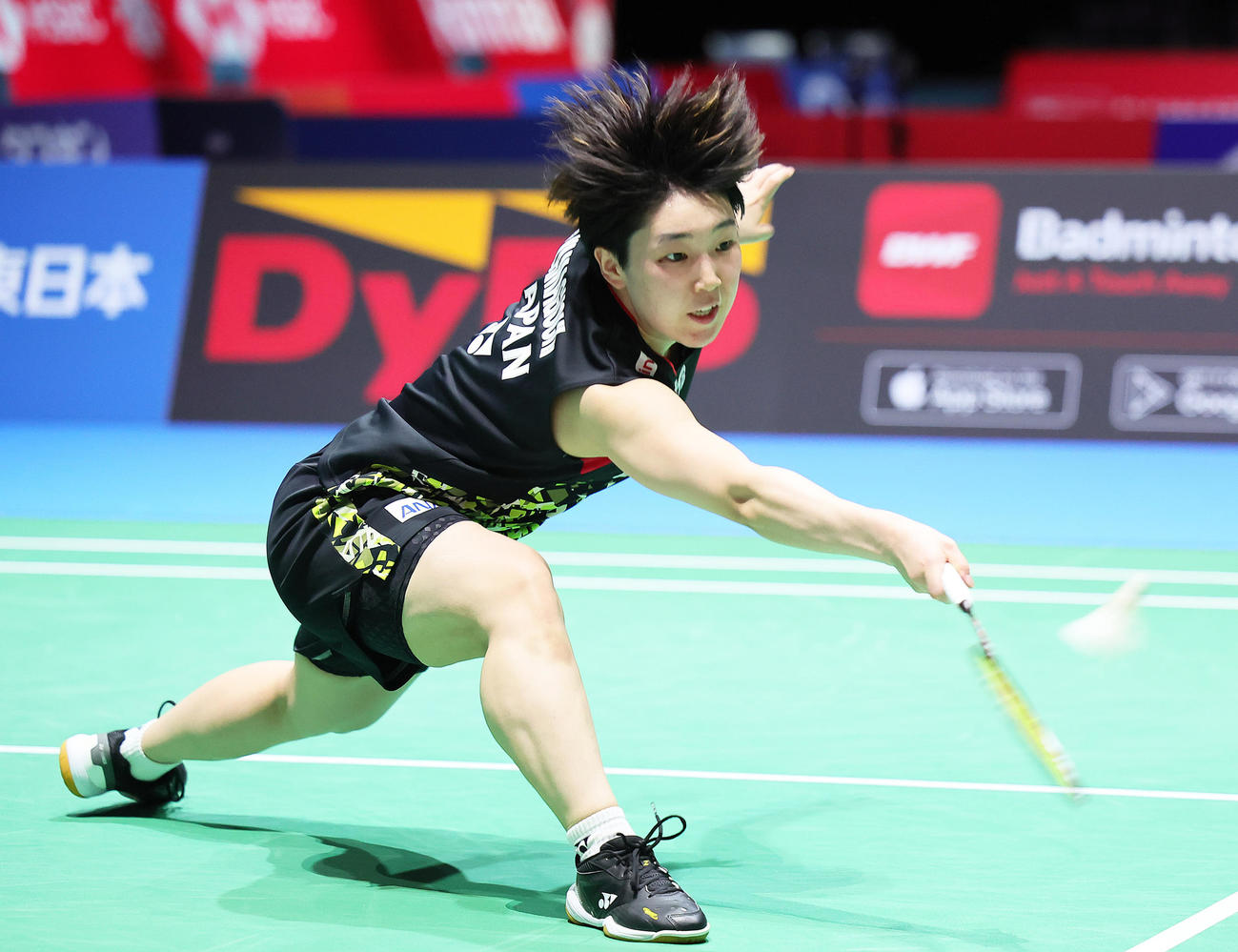 女子シングルス準々決勝　第1G、グレゴリア・マリスカ・トゥンジュのスマッシュをリターンする山口（撮影・足立雅史）