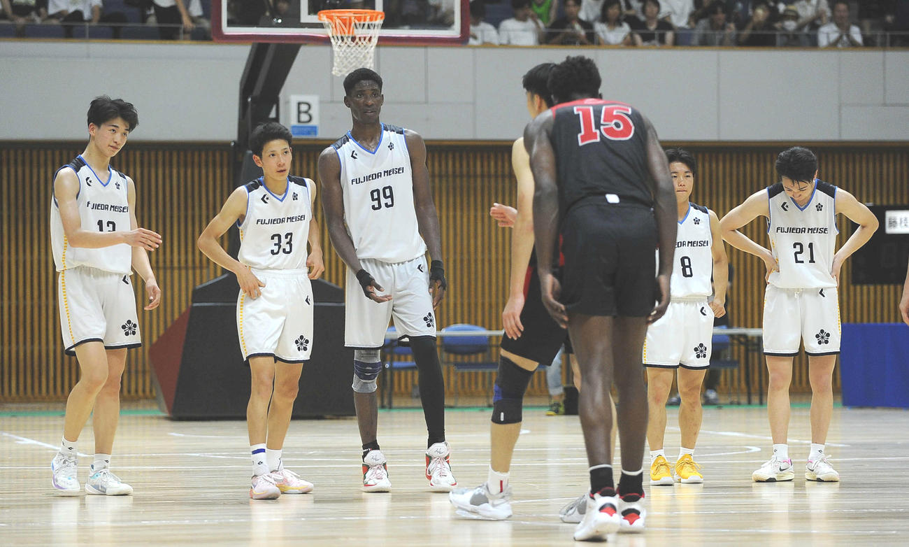 試合後、コート上で整列する藤枝明誠の選手ら（奥）