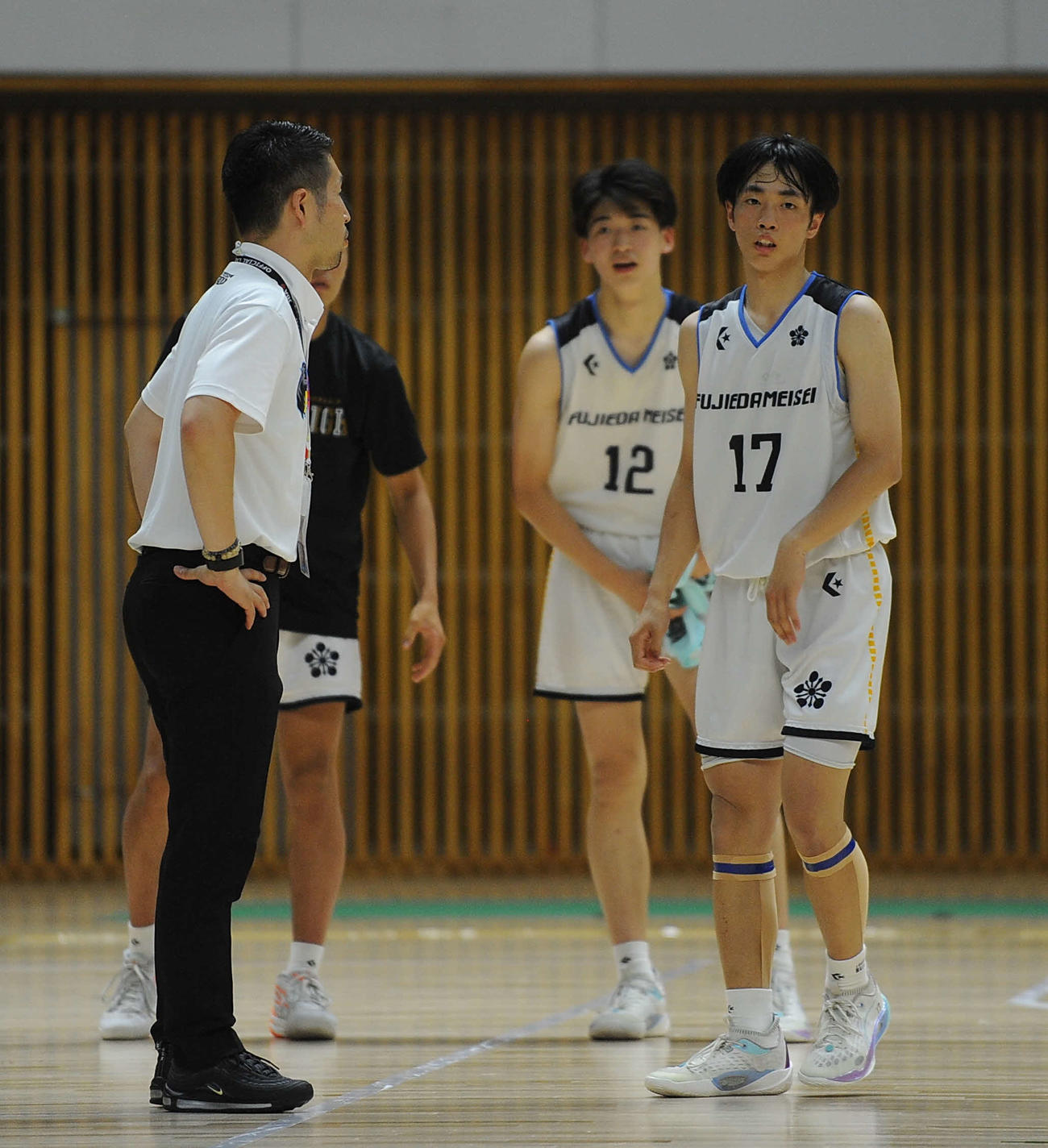 第4Qで藤枝明誠の金本監督（左）から指示を受ける小沢（右）と赤間