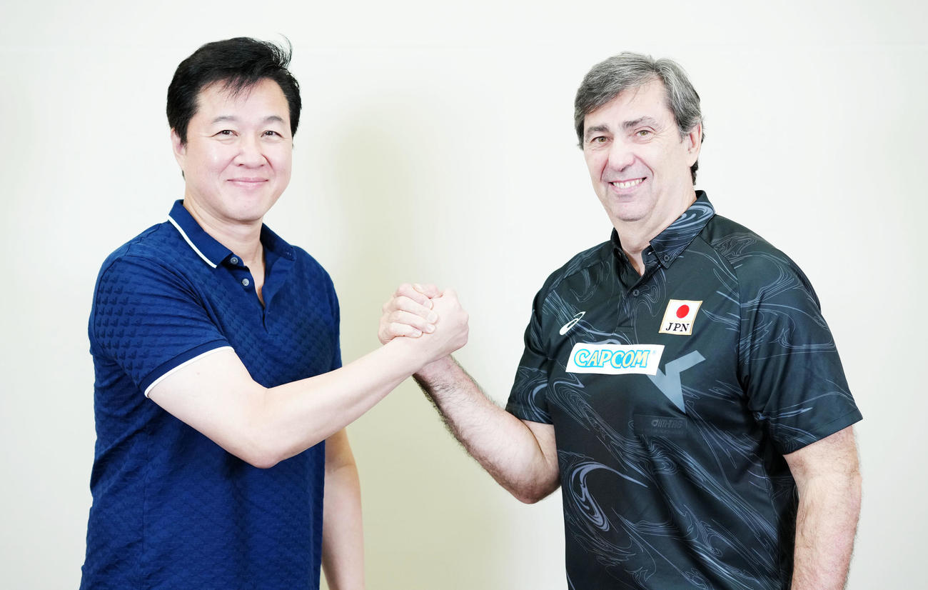 対談を終え握手を交わす語る川合俊一会長（左）とフィリップ・ブラン監督（撮影・横山健太）