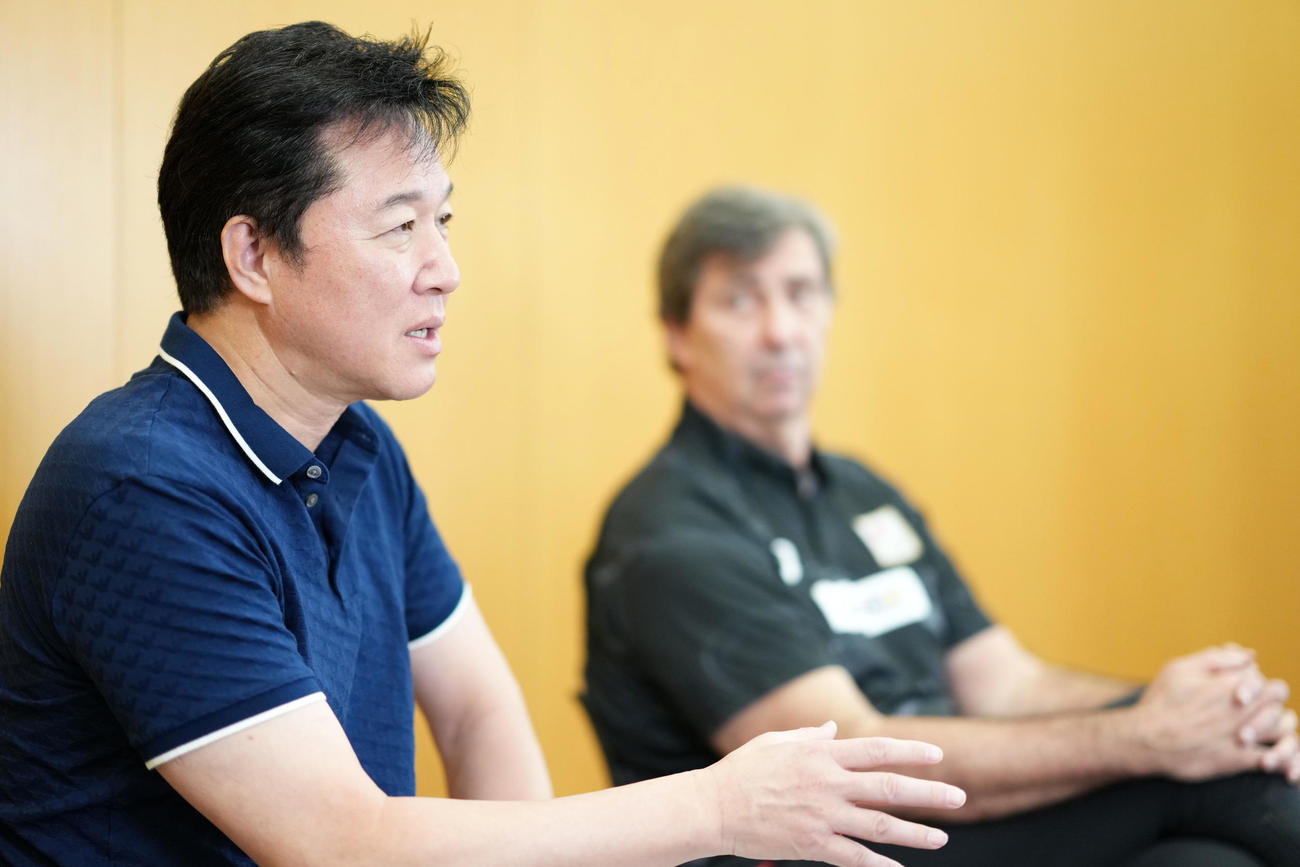日本代表について語る川合俊一会長。右はフィリップ・ブラン監督（撮影・横山健太）