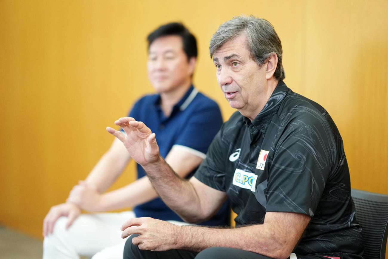 日本代表について語るフィリップ・ブラン監督。左は川合俊一会長（撮影・横山健太）