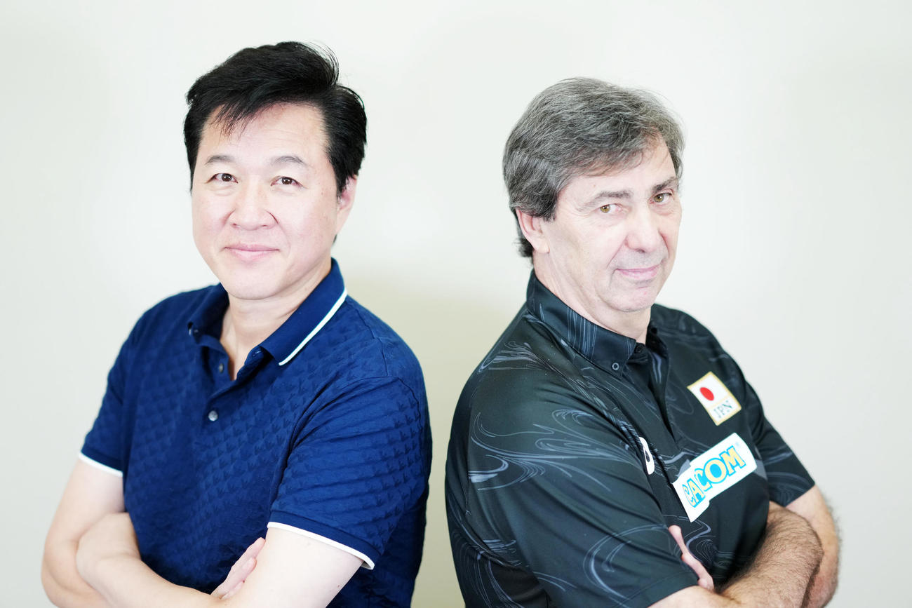 対談を終えポーズを決める語る川合俊一会長（左）とフィリップ・ブラン監督（撮影・横山健太）