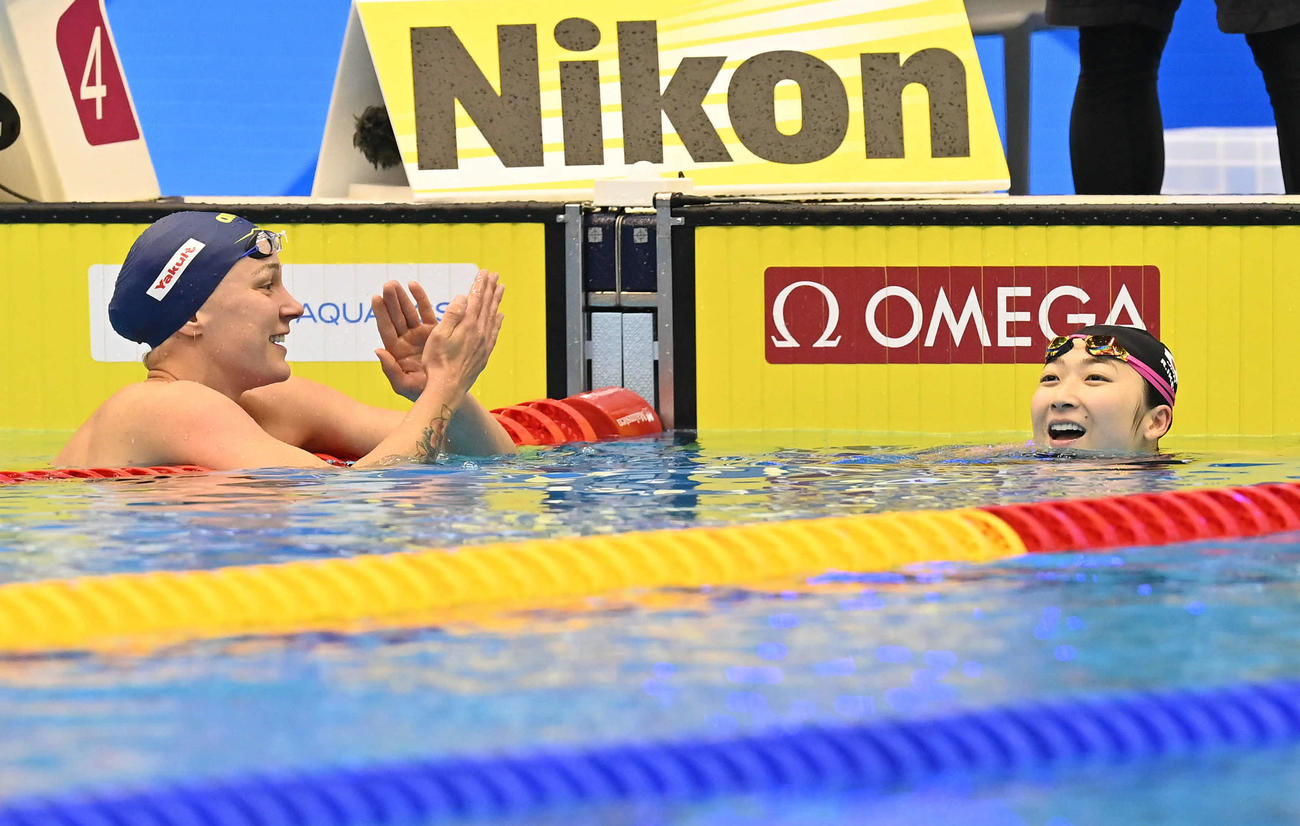 世界水泳2023福岡大会第15日　女子50メートルバタフライ準決勝、第2組で2着となり、サラ・ショーストロム（左）に祝福されて笑顔を見せる池江璃花子（撮影・岩下翔太）