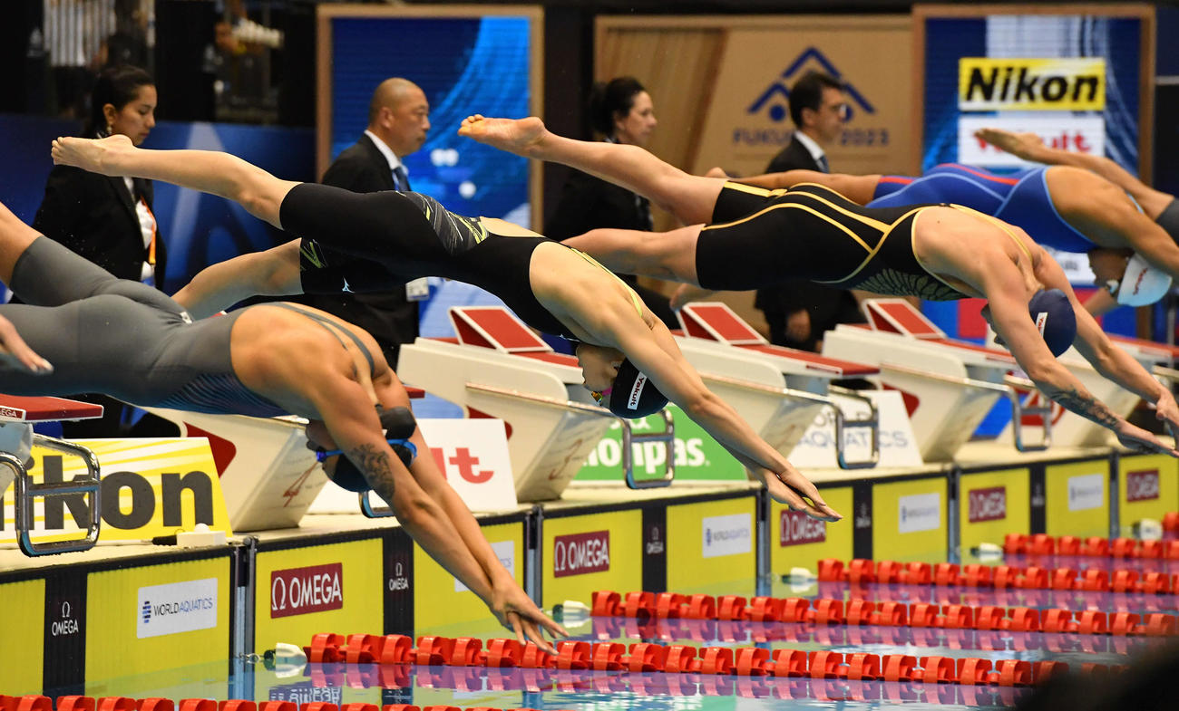 世界水泳2023福岡大会第15日　女子50メートルバタフライ準決勝、スタートをきる池江璃花子（左から2人目）、右から2人目はサラ・ショーストロム（撮影・岩下翔太）