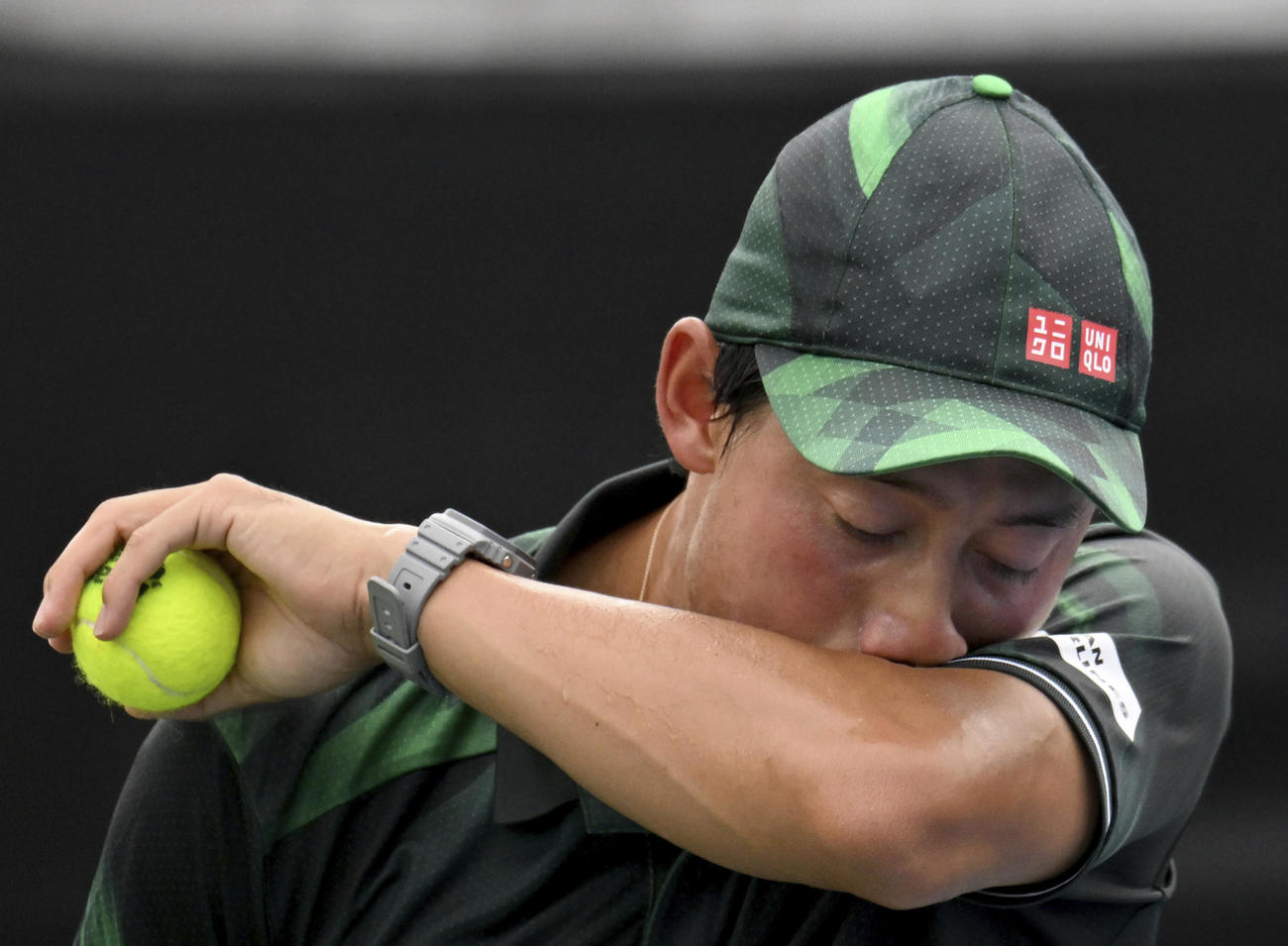 テイラー・フリッツ戦、汗を拭う錦織圭（AP）