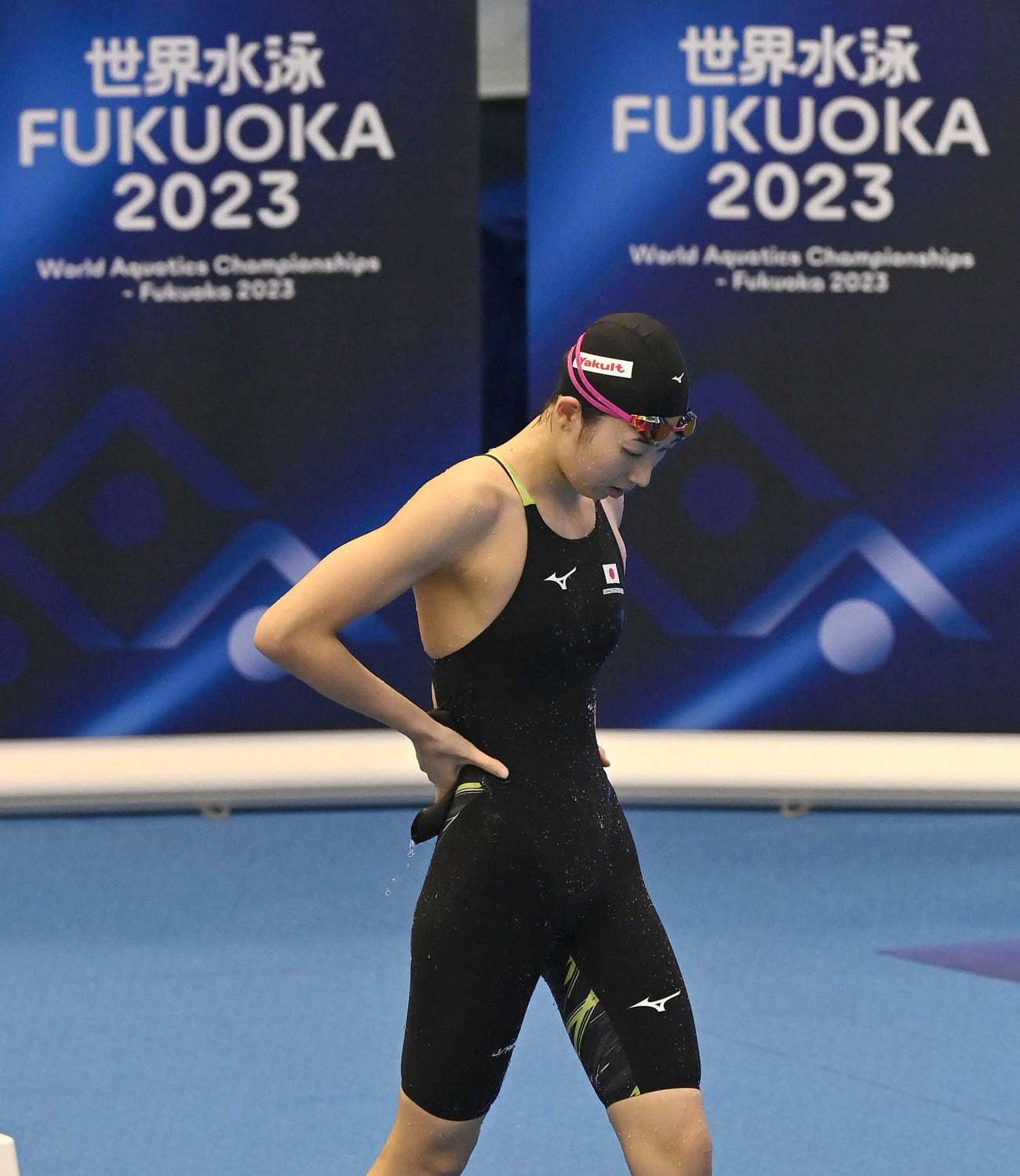 世界水泳2023福岡大会第16日　女子50メートル自由形予選、競技を終えて厳しい表情で引き揚げる池江璃花子（撮影・岩下翔太）