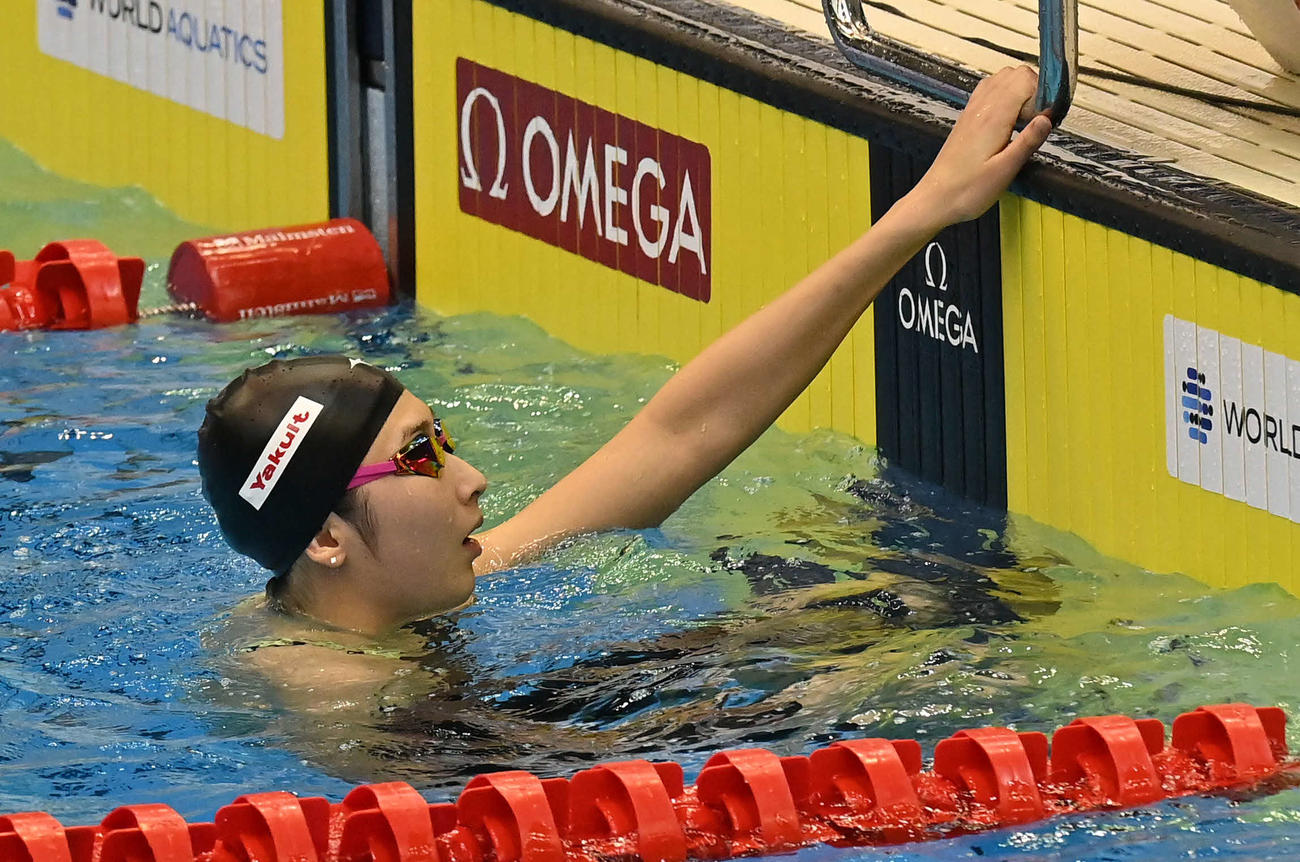世界水泳2023福岡大会第16日　女子50メートル自由形予選、タイムを確認する池江璃花子（撮影・岩下翔太）