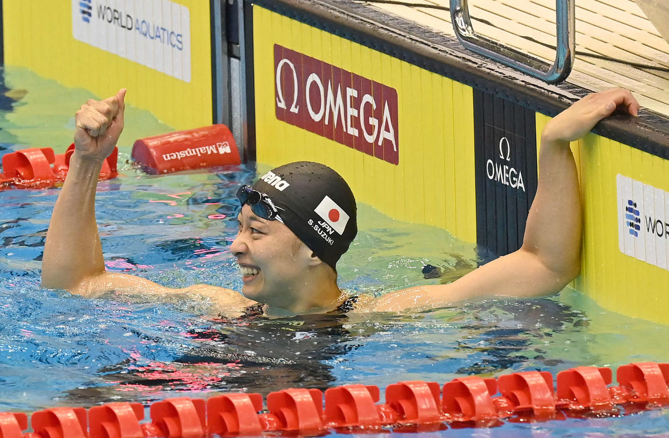世界水泳2023福岡大会第16日　女子50メートル平泳ぎ予選、第6組で3着となり、笑顔でガッツポーズする鈴木聡美（撮影・岩下翔太）