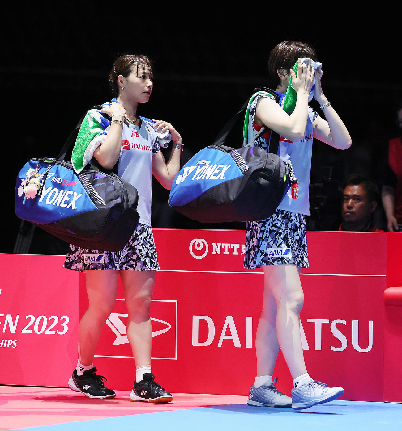 女子ダブルス準決勝で敗れ引き揚げる福島（左）、広田組（撮影・足立雅史）