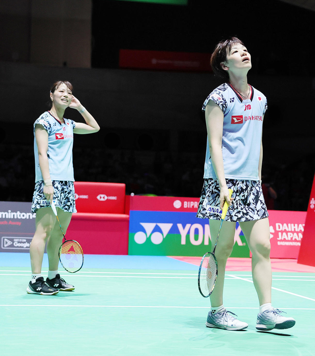 女子ダブルス準決勝　第2G、ポイントを奪われがっくりとする福島（左）、広田組（撮影・足立雅史）