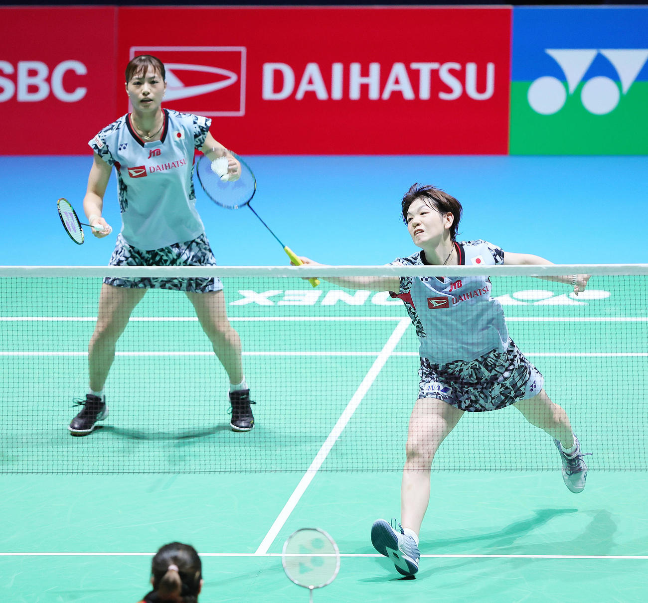女子ダブルス準決勝　第1G、ポイントを奪う福島（左）、広田組（撮影・足立雅史）