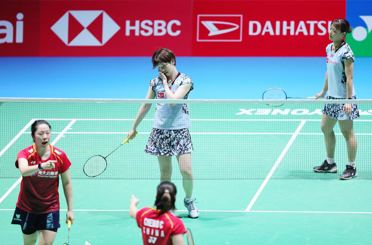 女子ダブルス準決勝　第1G、ポイントを奪われる福島（右）、広田組（撮影・足立雅史）