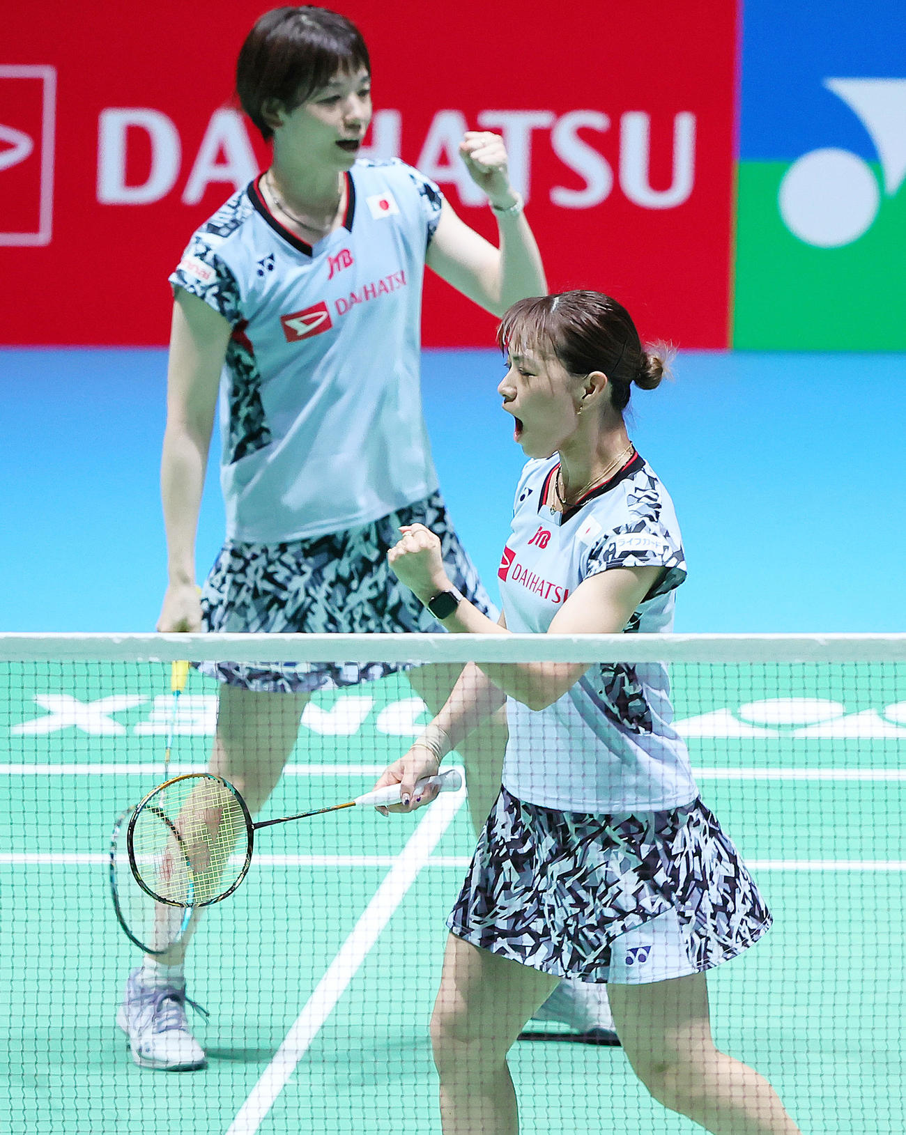 女子ダブルス準決勝　第1G、ポイントを奪いガッツポーズする福島（左）、広田組（撮影・足立雅史）