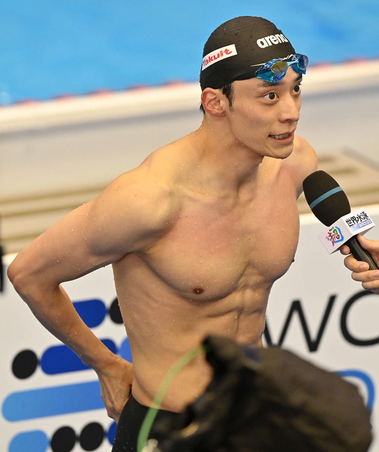 世界水泳2023福岡大会第16日　男子50メートル背泳ぎ予選、競技を終えてインタビューを受ける入江陵介（撮影・岩下翔太）
