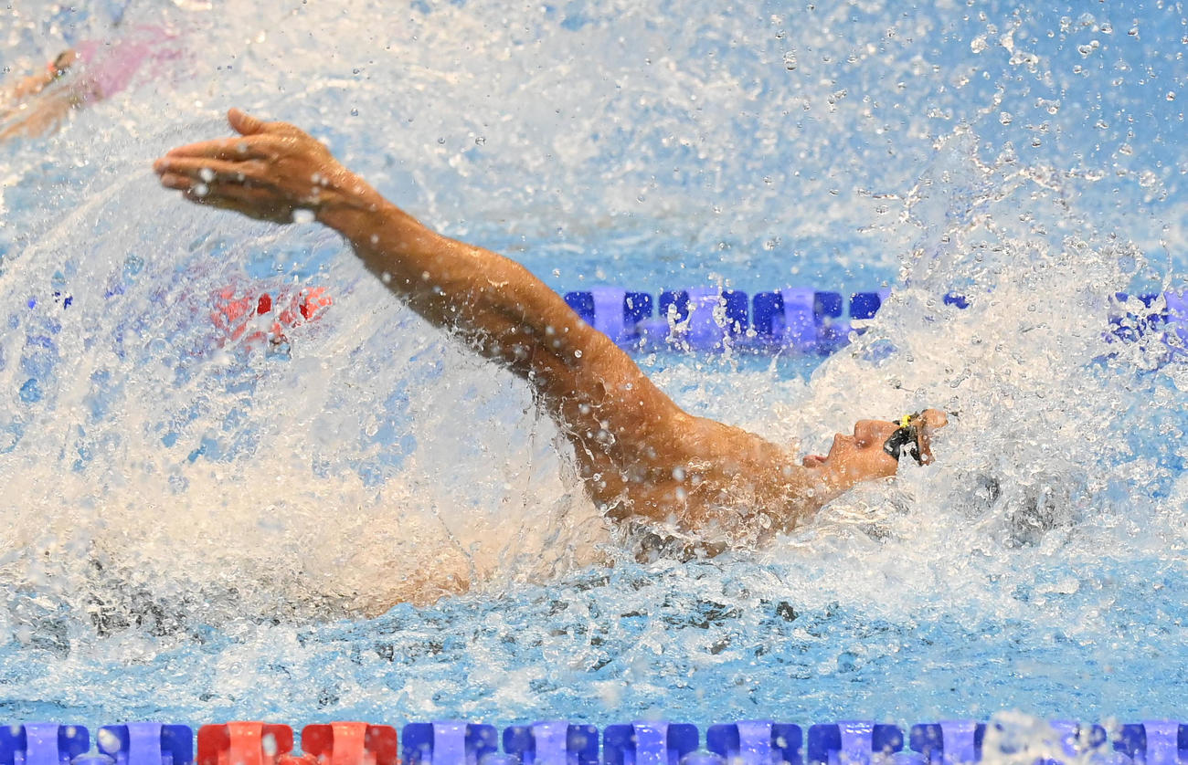 世界水泳2023福岡大会第16日　男子50メートル背泳ぎ予選で力泳する川本武史（撮影・岩下翔太）