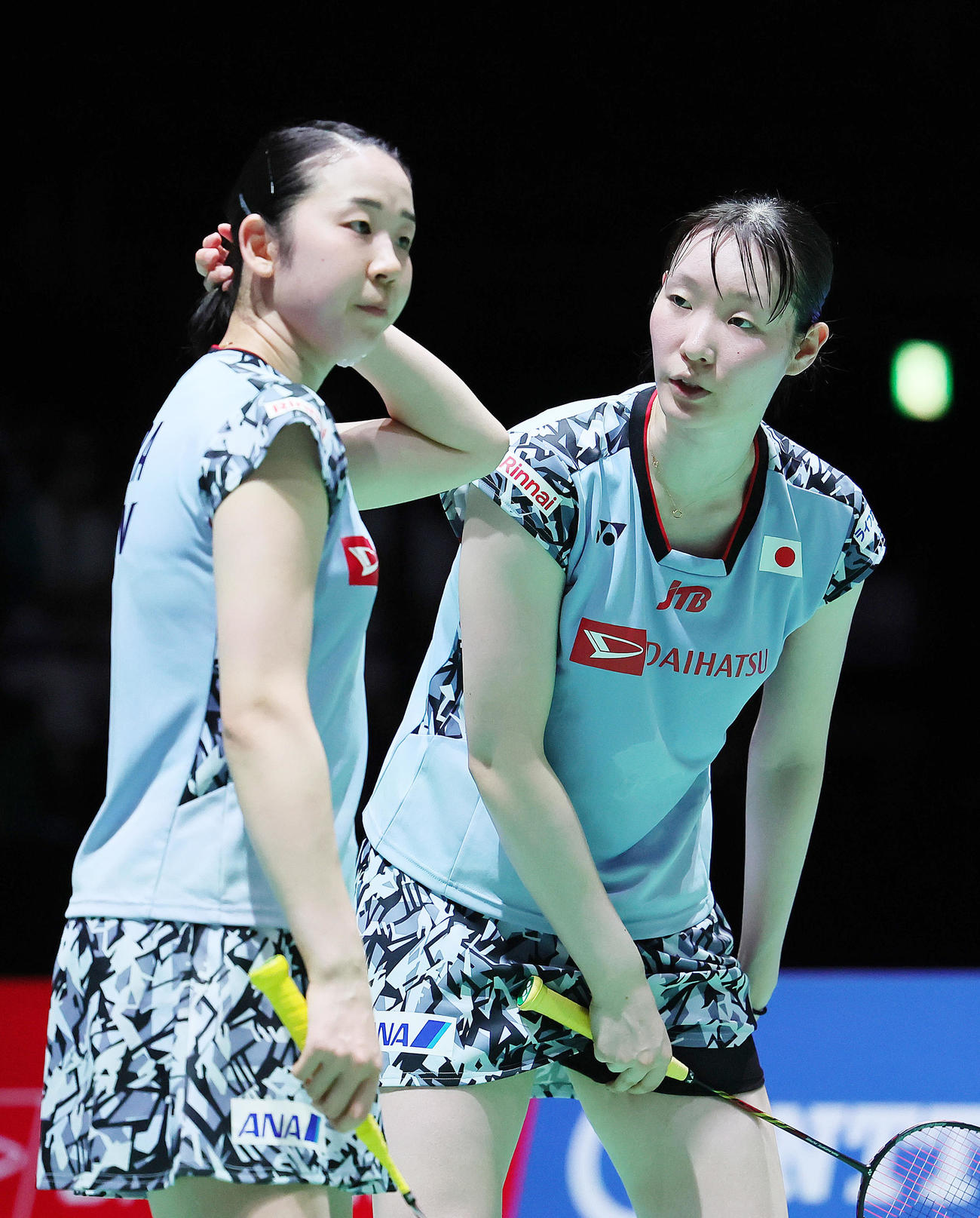 女子ダブルス準決勝で敗れた永原（左）、松本組（撮影・足立雅史）