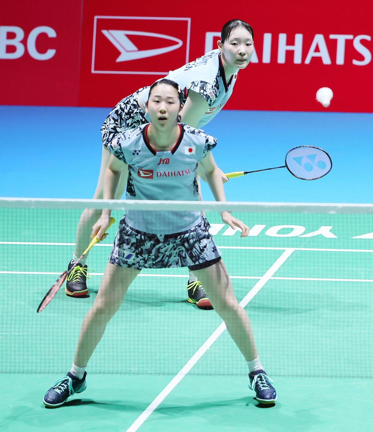 女子ダブルス準決勝　第1G、得点を奪う永原（手前）、松本組（撮影・足立雅史）