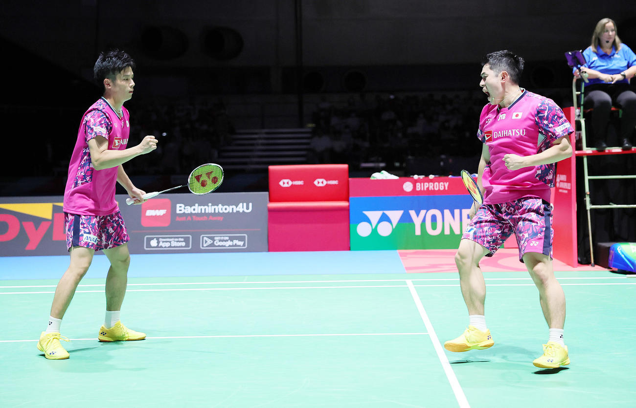 男子ダブルス準決勝　第2G、得点を奪いガッツポーズする保木（右）、小林組（撮影・足立雅史）