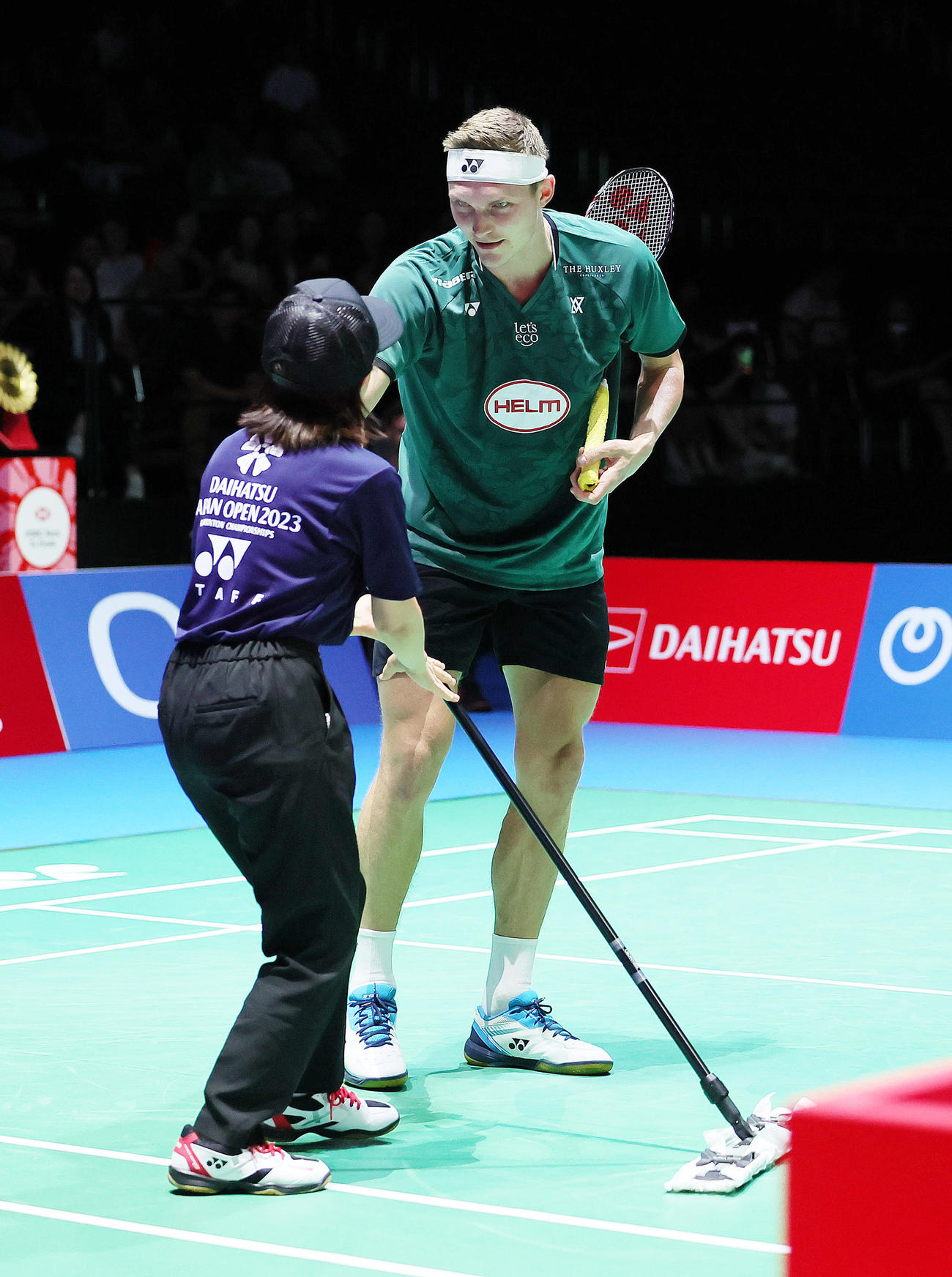 男子シングルス準決勝　試合中、自ら床を拭くアクセルセン（撮影・足立雅史）