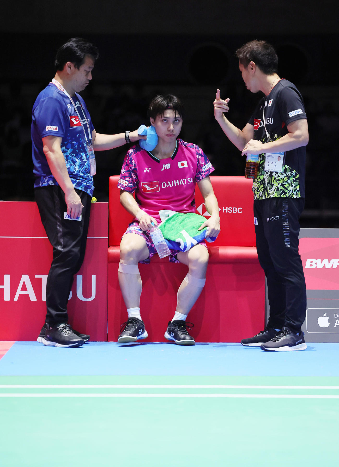 男子シングルス準決勝　試合のインターバルに厳しい表情を見せる奈良岡（中央）（撮影・足立雅史）