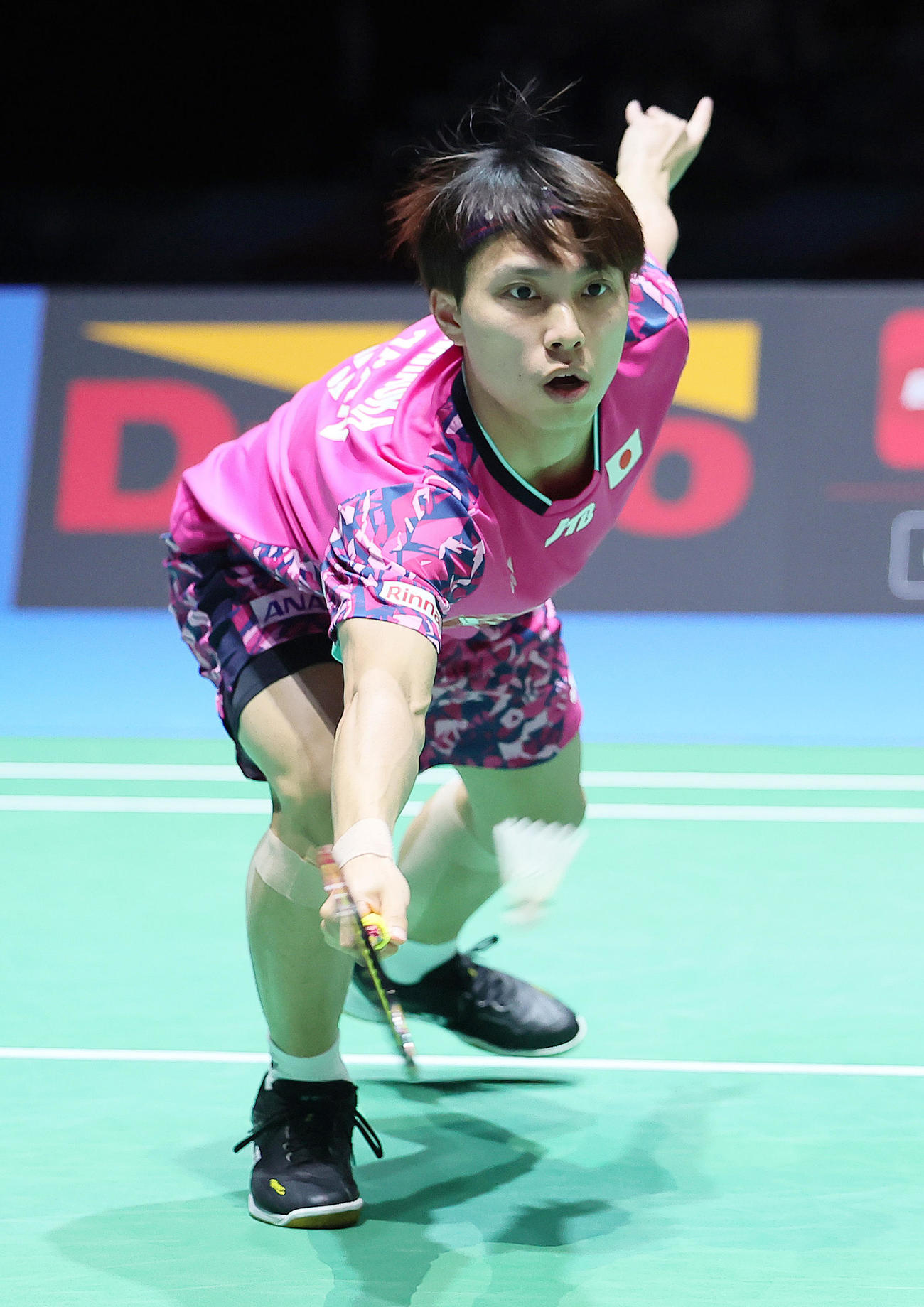 男子シングルス準決勝　第1G、アクセルセンのショットをリターンする奈良岡（撮影・足立雅史）
