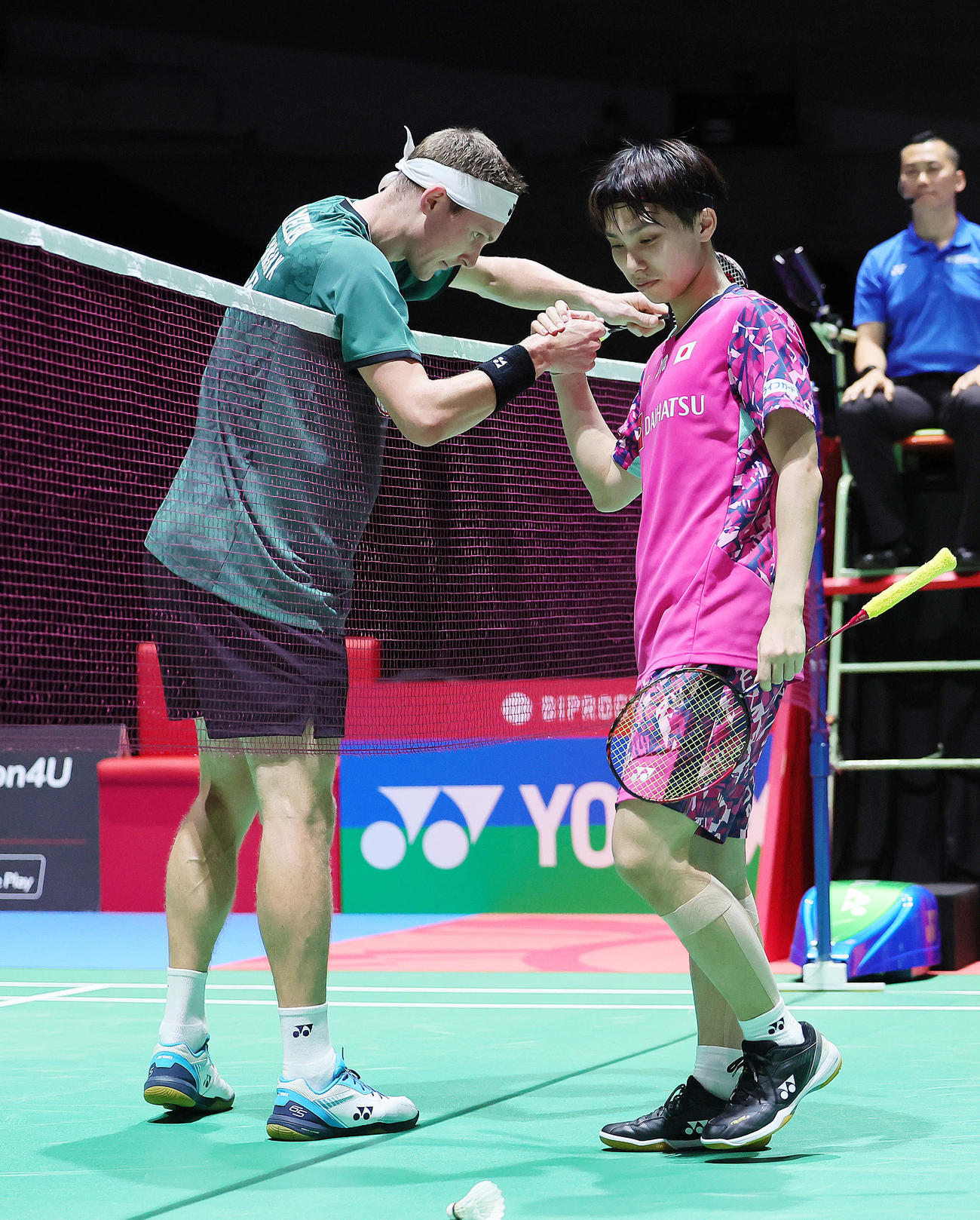 男子シングルス準決勝　敗れた奈良岡（右）はアクセルセンと握手を交わす（撮影・足立雅史）