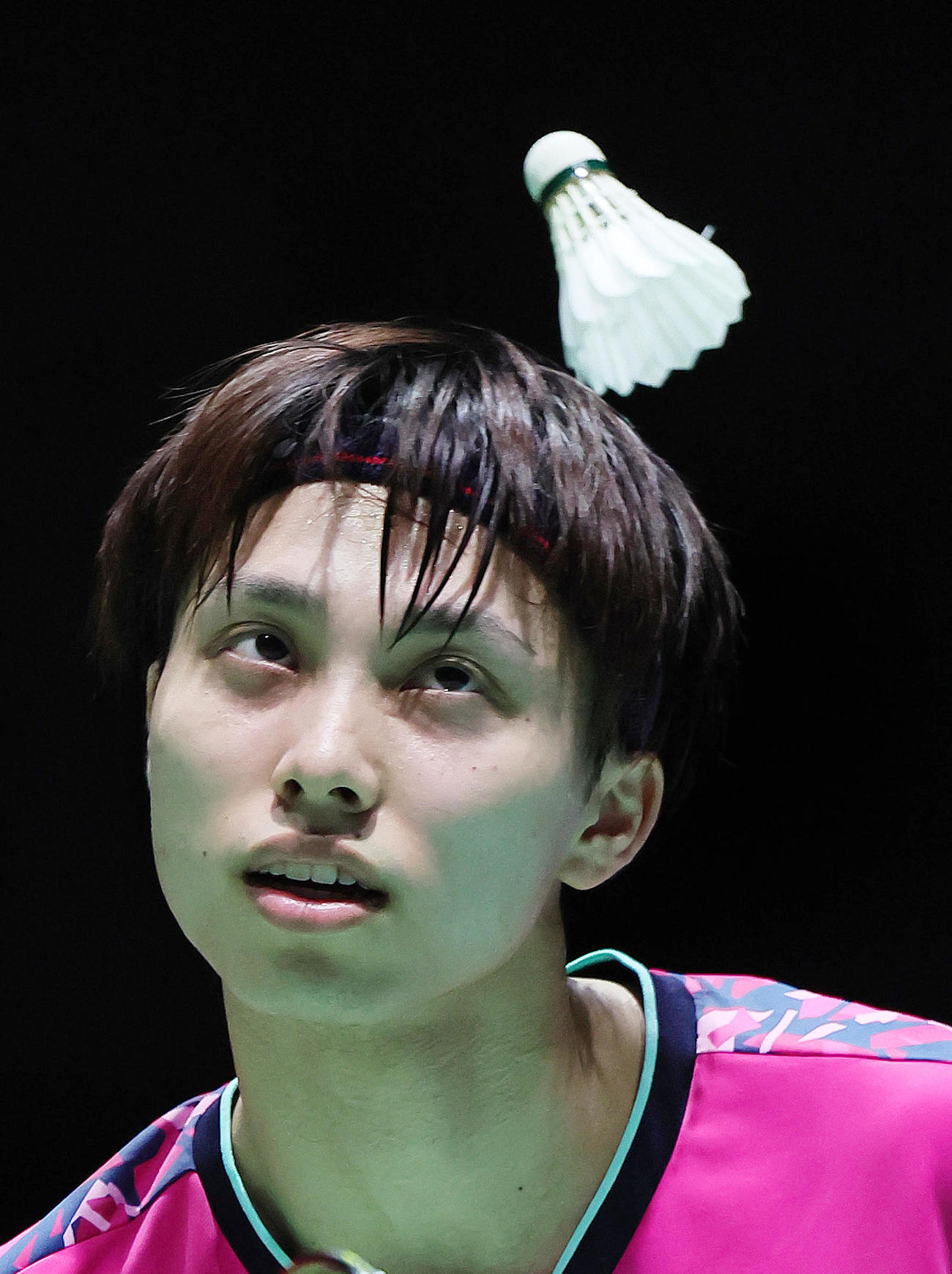 男子シングルス準決勝　アクセルセンに得点を許し、すくい上げたシャトルを見つめる奈良岡（撮影・足立雅史）