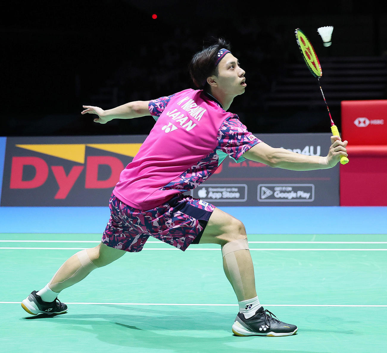 男子シングルス準決勝　第1G、アクセルセンのショットをリターンする奈良岡（撮影・足立雅史）
