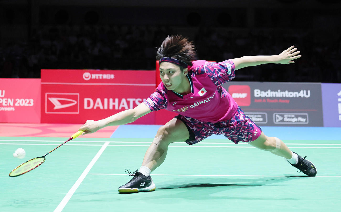 男子シングルス準決勝　第2G、アクセルセンのショットに必死に食らいつく奈良岡（撮影・足立雅史）